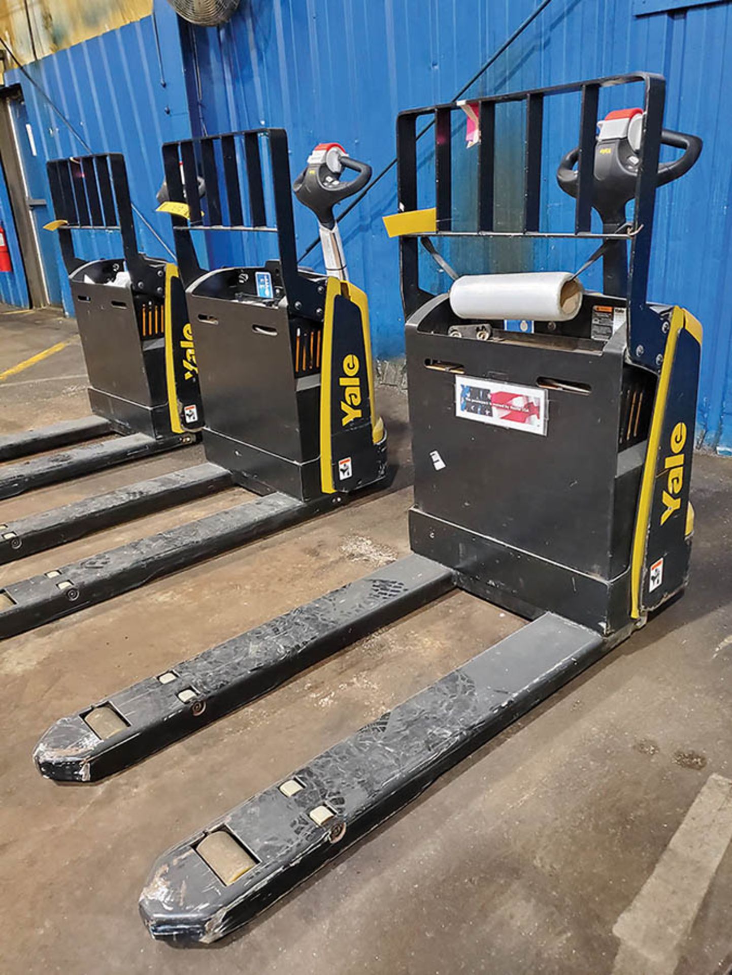 2019 YALE 4,500 LB. ELECTRIC PALLET JACK, MODEL MPB045VGN24T2646, 24-VOLT, TYPE E, 440 A.H., 46’’ - Image 3 of 10