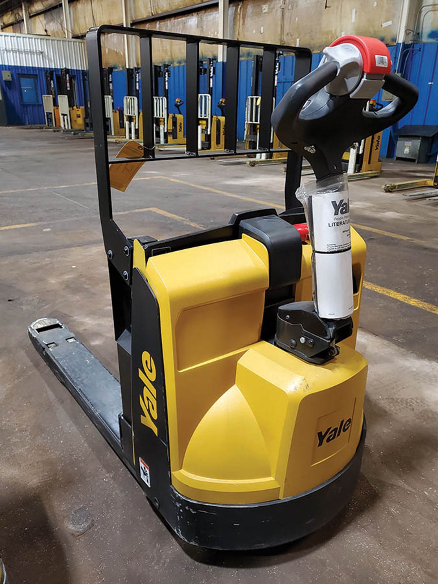 2019 YALE 4,500 LB. ELECTRIC PALLET JACK, MODEL MPB045VGN24T2646, 24-VOLT, TYPE E, 440 A.H., 46’’ - Image 7 of 9