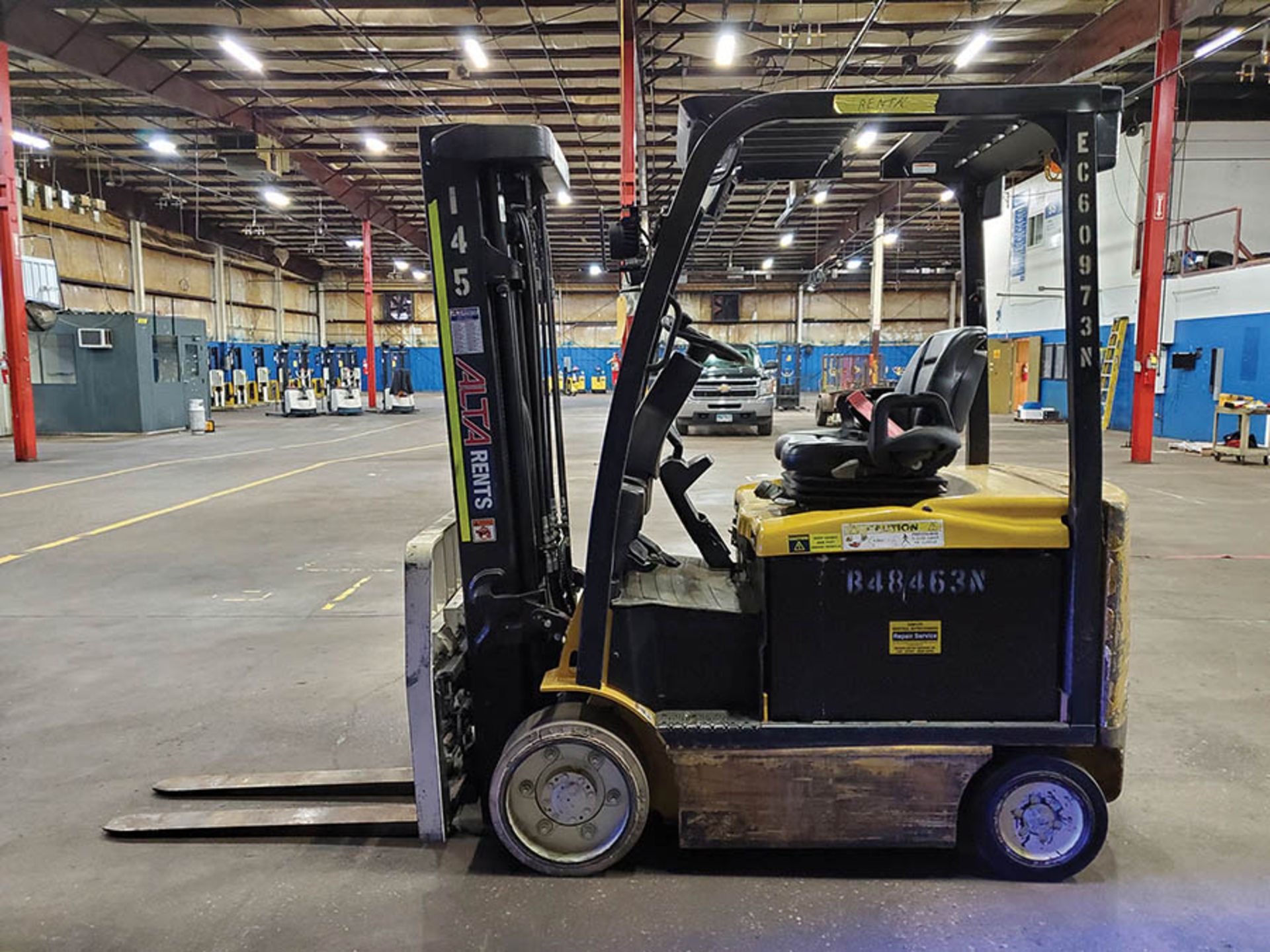 2015 YALE 6,000 LB. ELECTRIC FORKLIFT, MODEL ERC060VFN48TE088, S/N A968N12973N, 48V, SIDESHIFT, FORK - Image 2 of 14