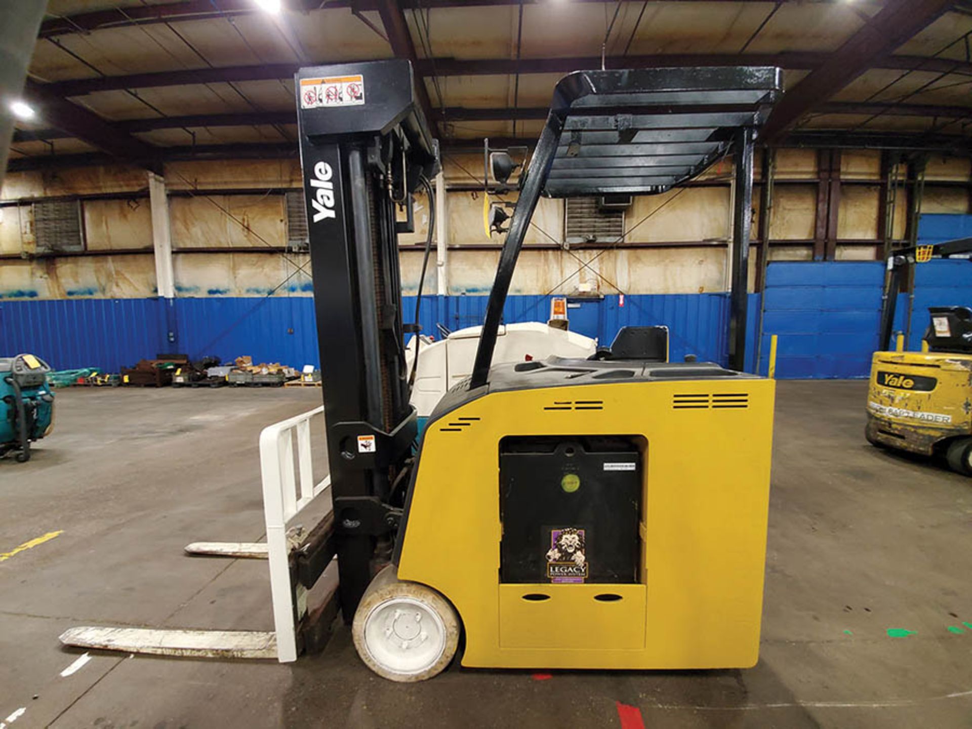 YALE 4,000 LB. STAND-UP COUNTER BALANCE FORKLIFT, MODEL: ESC040, 36-VOLT, 277'' LIFT, SIDESHIFT - Image 2 of 3