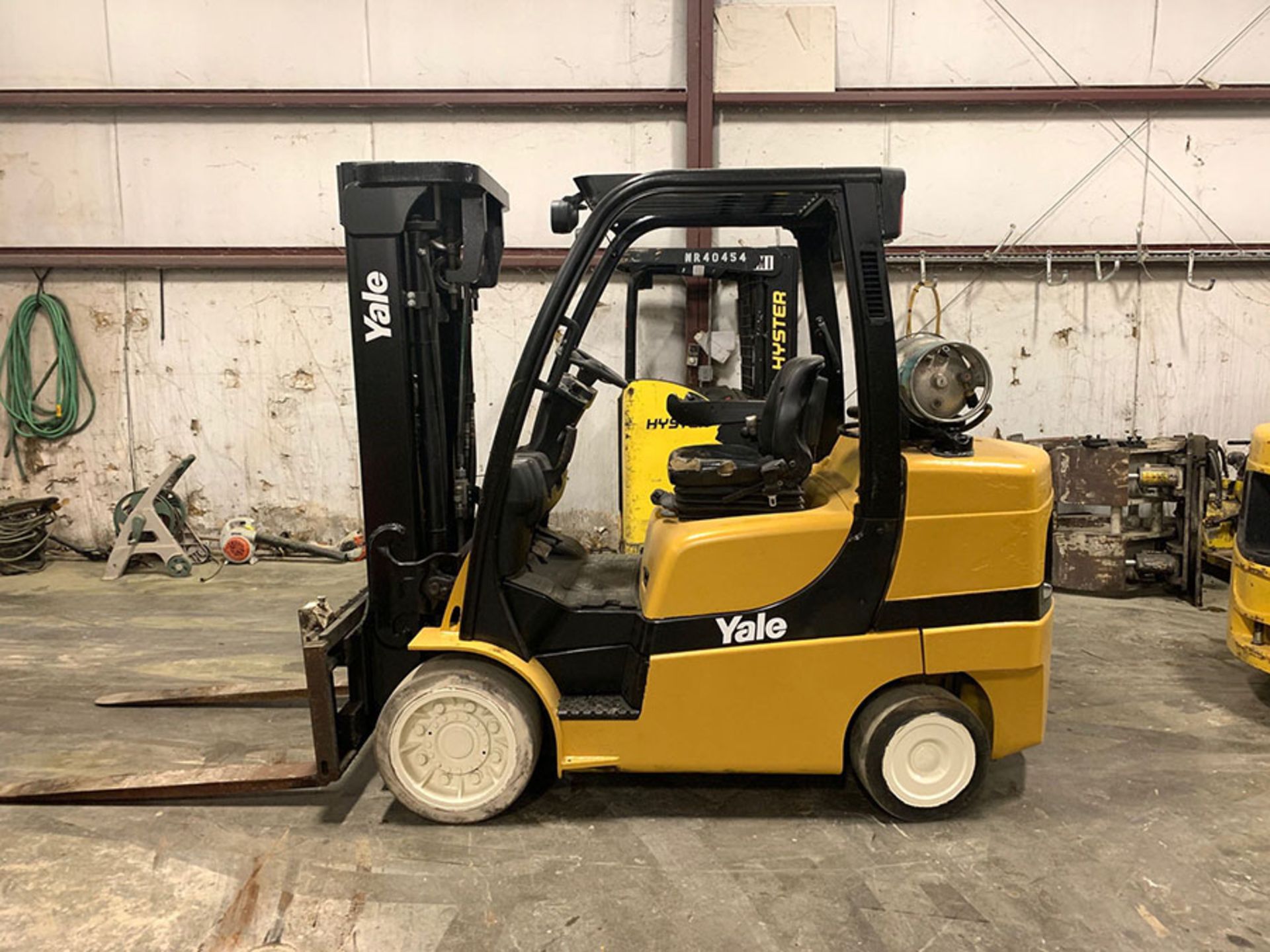 2013 YALE 8,000-LB. FORKLIFT, MODEL: GLC080VX, LPG, SOLID TIRES, 3-STAGE MAST, SIDEHSIFT, 54” FORKS