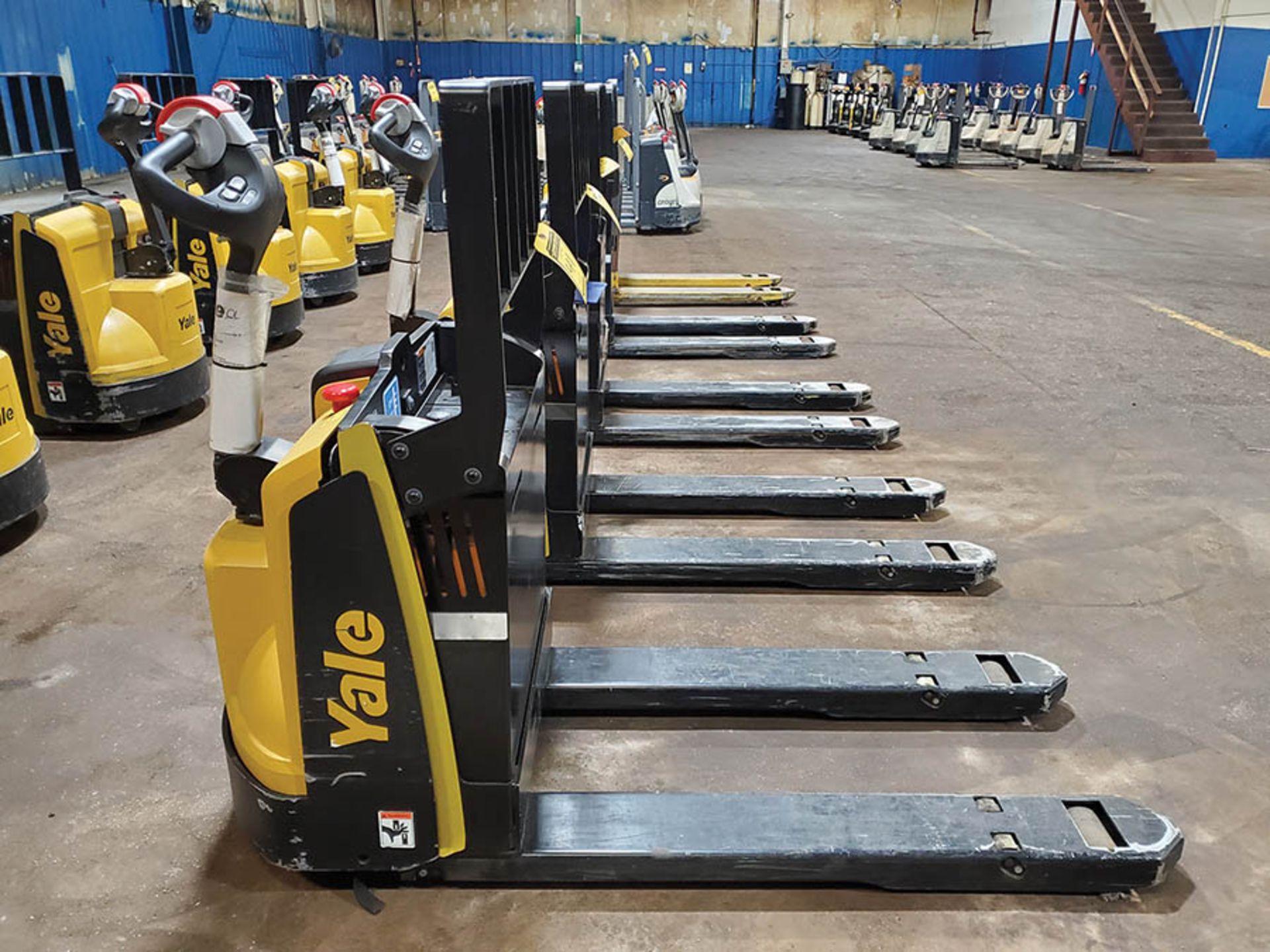 2019 YALE 4,500 LB. ELECTRIC PALLET JACK, MODEL MPB045VGN24T2646, 24-VOLT, TYPE E, 440 A.H., 46’’ - Image 2 of 9