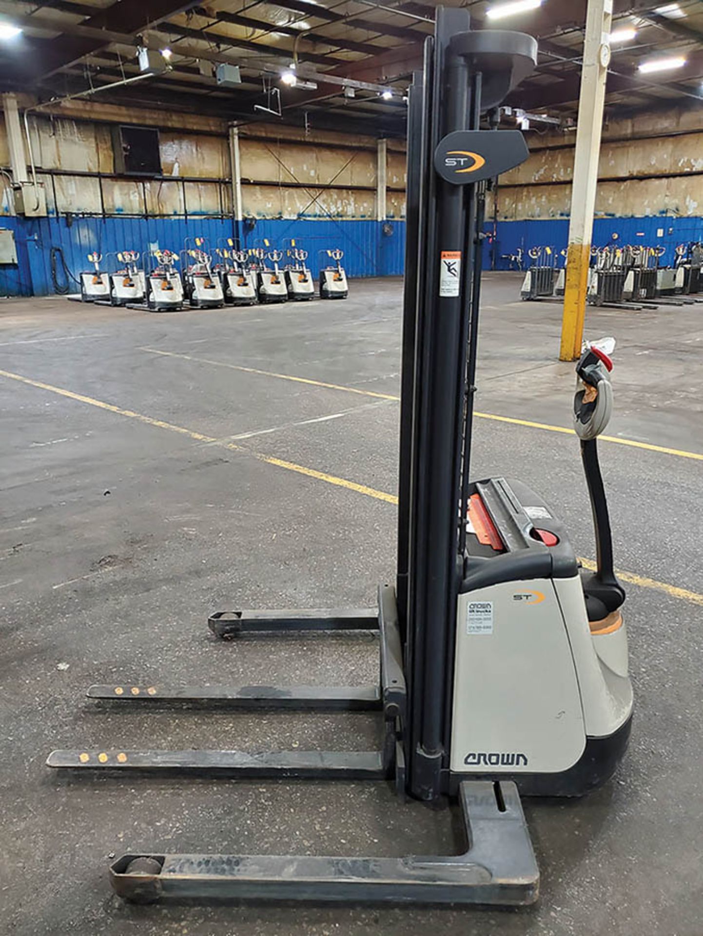 CROWN 2,000 LB. WALKIE STACKER, MODEL ST3000-20, 24-VOLT, 128’’ LIFT HEIGHT, 83’’ LOWERED 2-STAGE - Image 6 of 12