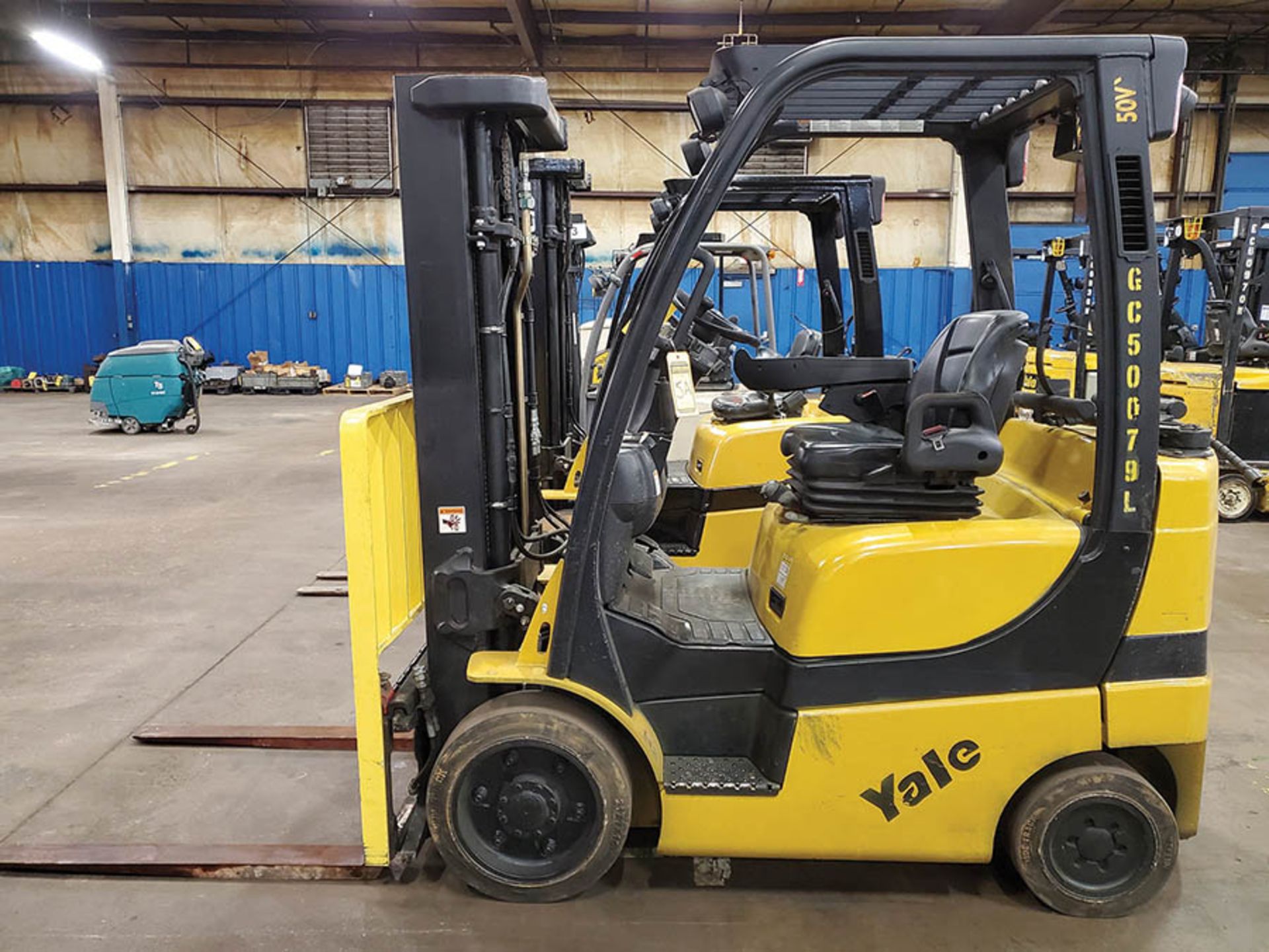 2013 YALE 5,000 LB. FORKLIFT, MODEL GLC050VXNVSE083, S/N A910V22079L, LP, SIDESHIFT, 189'' LIFT - Image 11 of 16