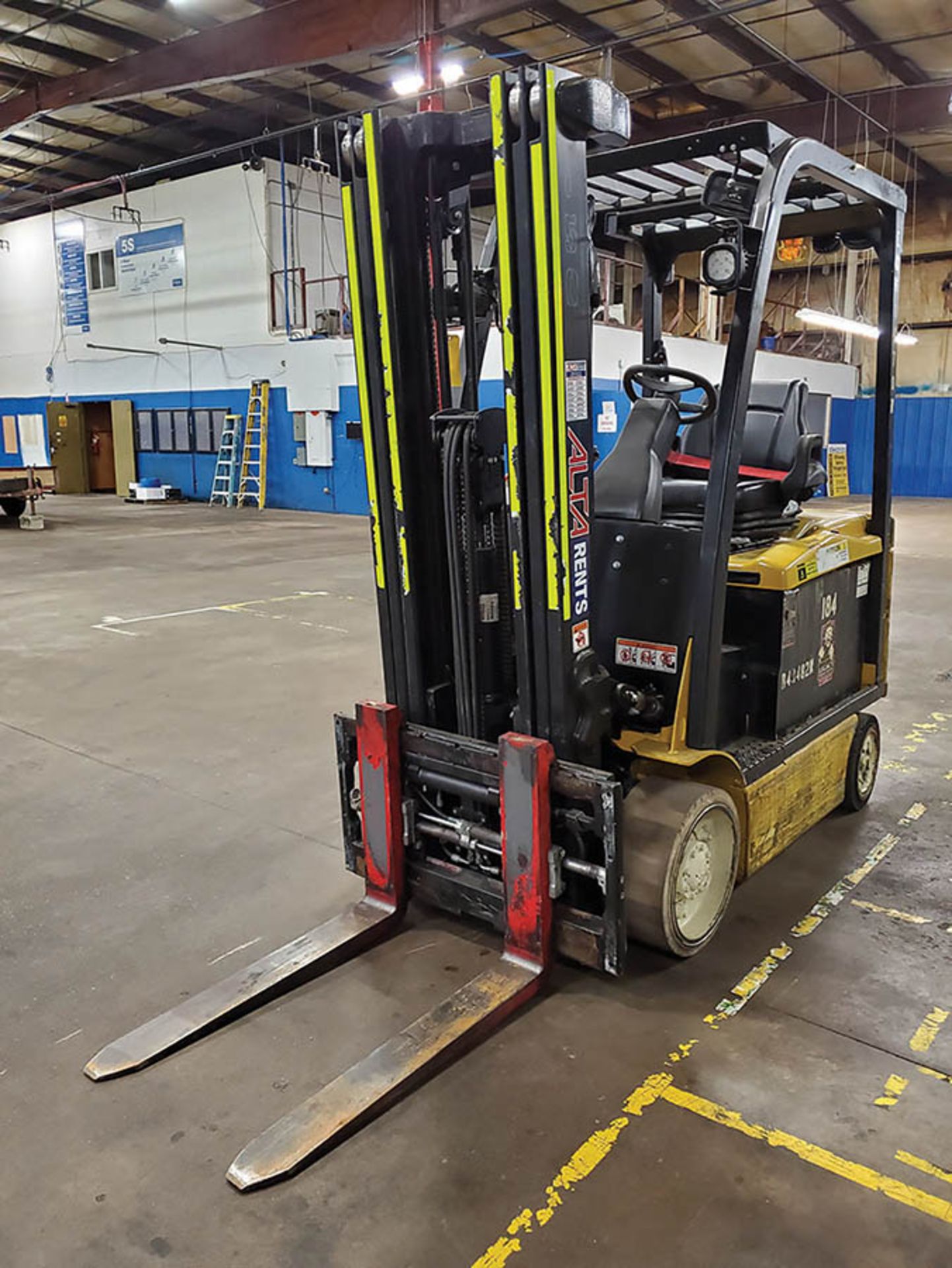 2015 YALE 6,000 LB. ELECTRIC FORKLIFT, MODEL ERC060VFN48TE088, 48-VOLT, SIDESHIFT, FORK - Image 6 of 16