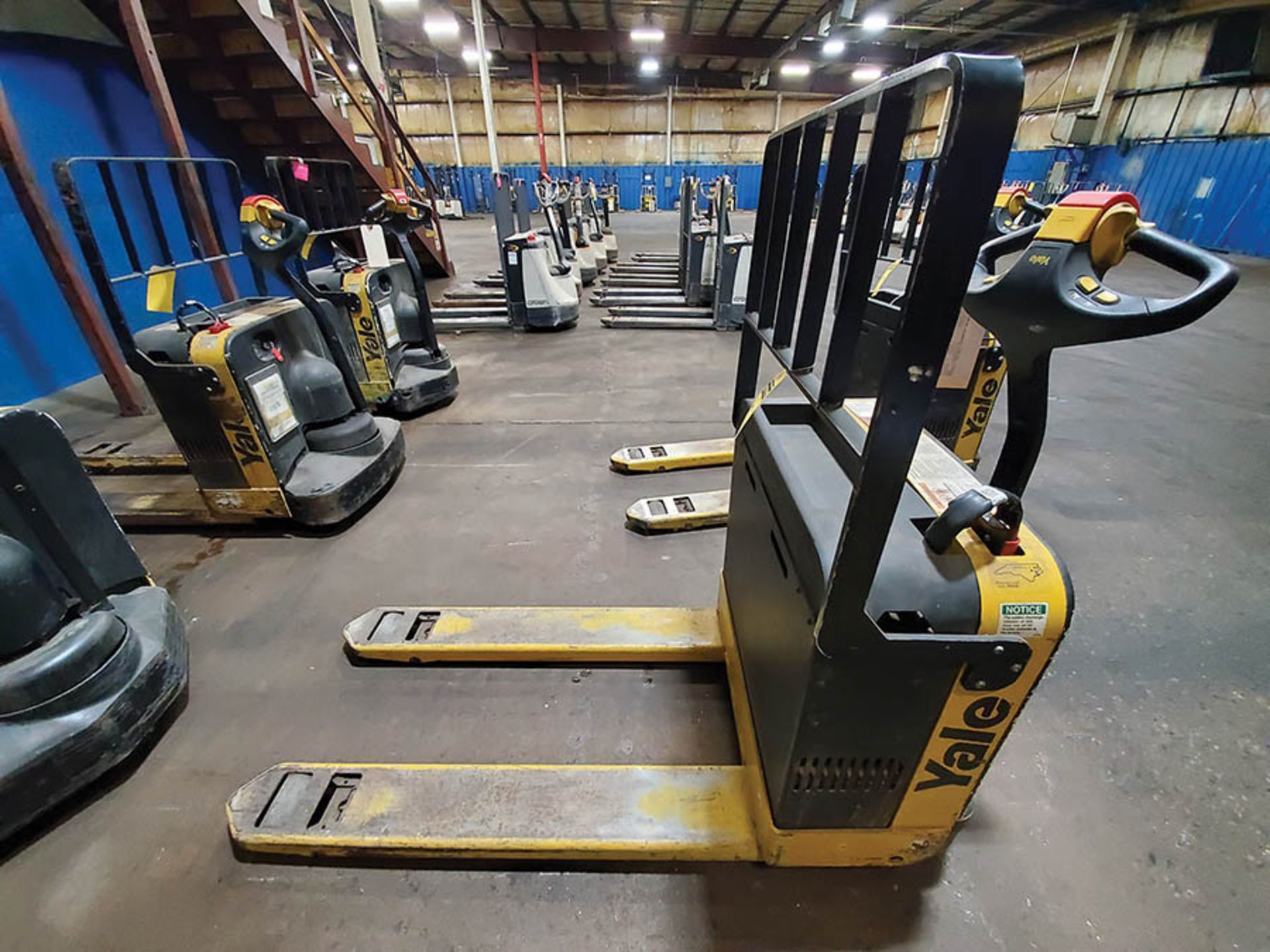 2014 YALE 4,000 LB. ELECTRIC WALK BEHIND PALLET JACK, MODEL MPB040-EN24T2748, S/N B827N61983M, 24- - Image 2 of 9