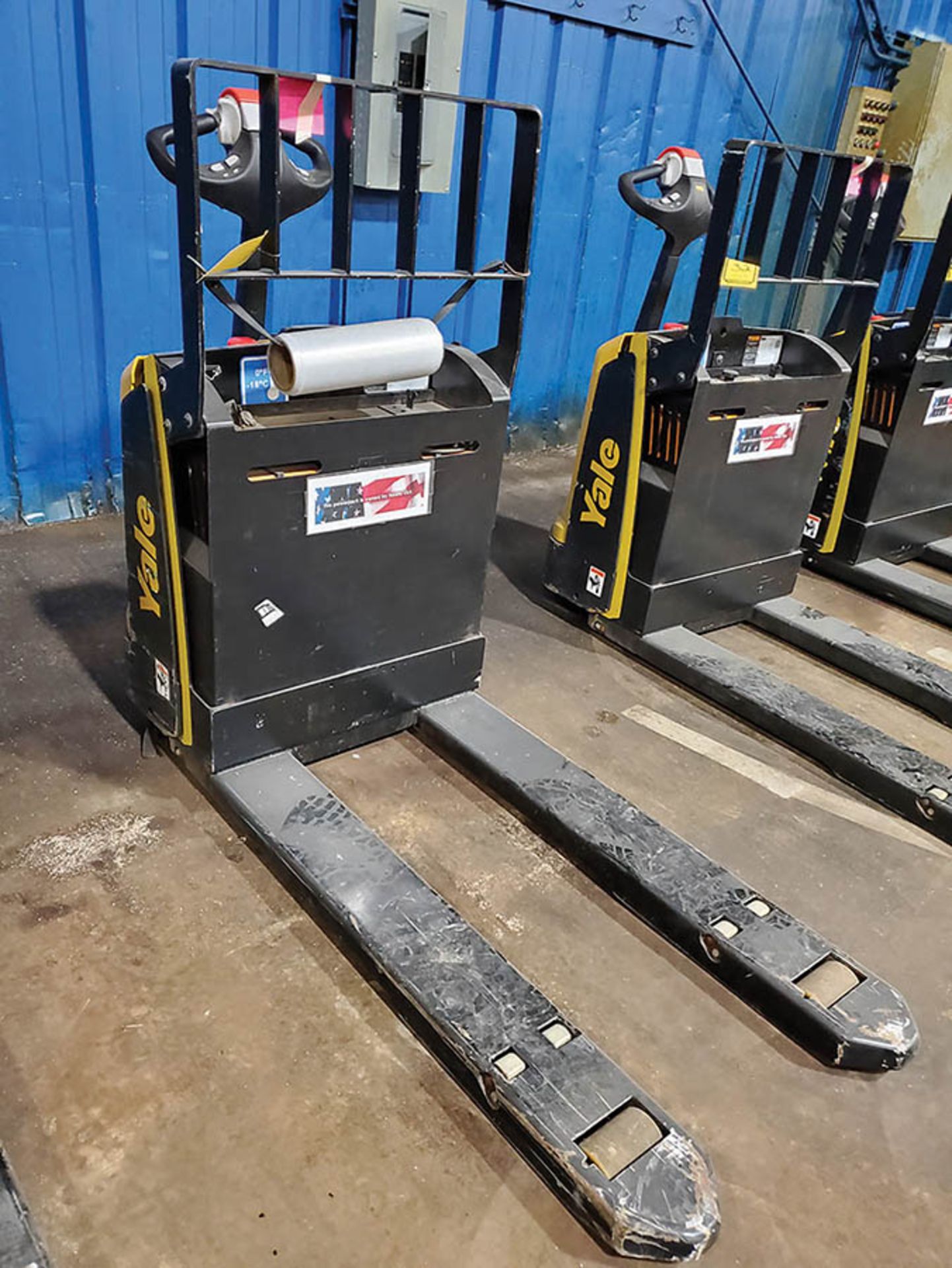 2019 YALE 4,500 LB. ELECTRIC PALLET JACK, MODEL MPB045VGN24T2646, 24-VOLT, TYPE E, 440 A.H., 46’’ - Image 7 of 10