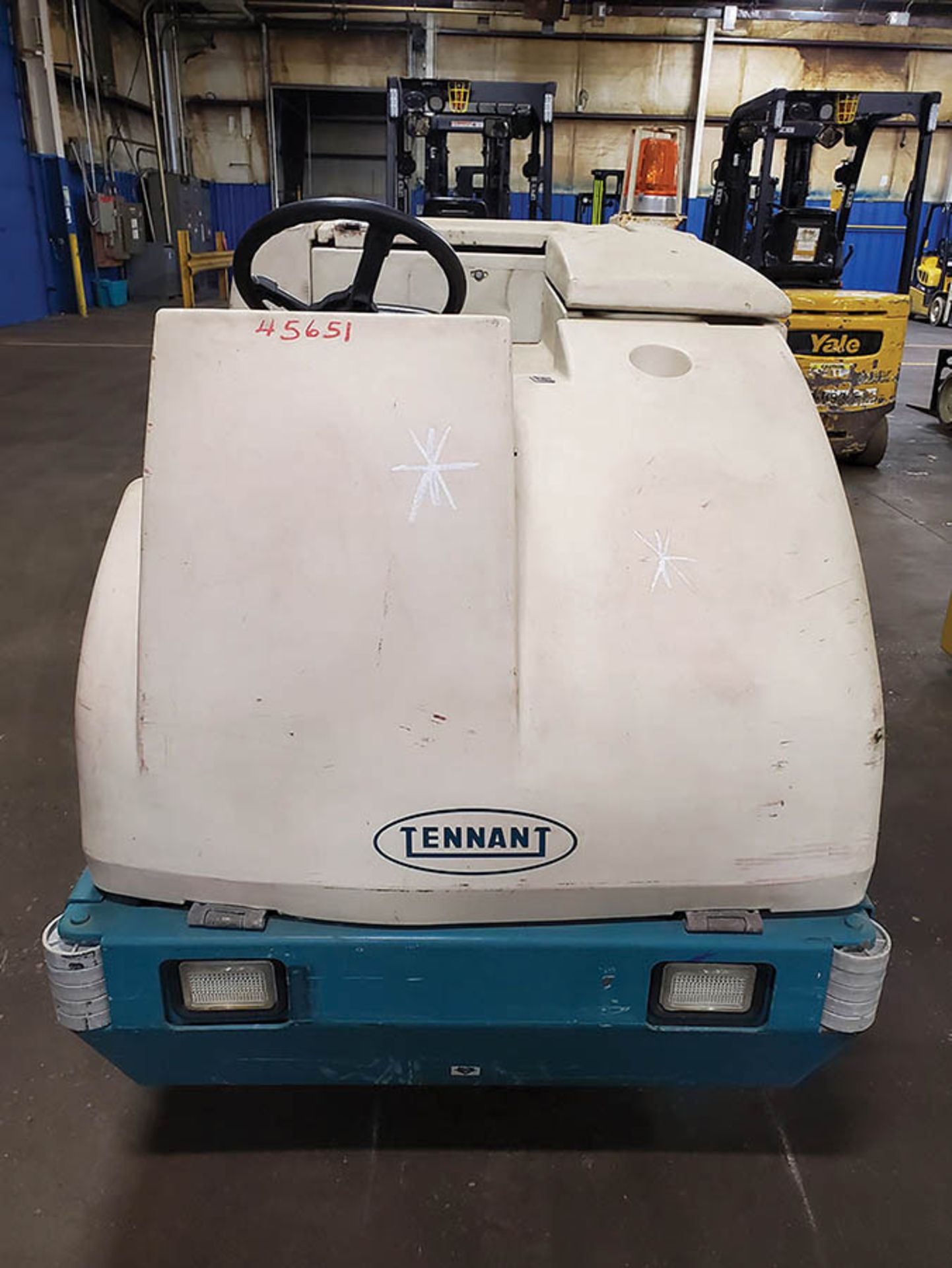 TENNANT RIDING FLOOR SCRUBBER, MODEL: 7300, S/N: 7300-1900, 36-VOLT, GVWT: 4,580, 1,297 HOURS - Image 7 of 15