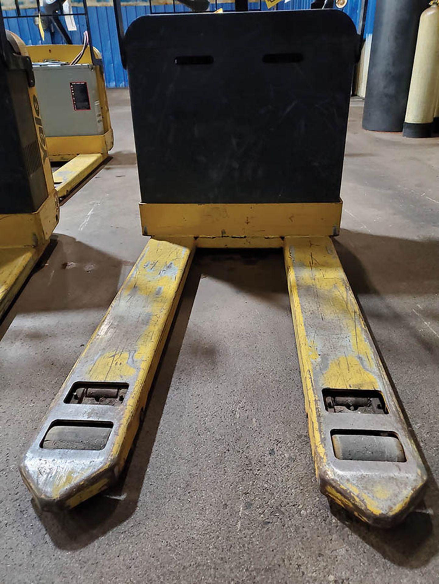 2014 YALE 4,000 LB. ELECTRIC WALK BEHIND PALLET JACK, MODEL MPB040-EN24T2748, S/N B827N61908M, 24- - Image 6 of 11