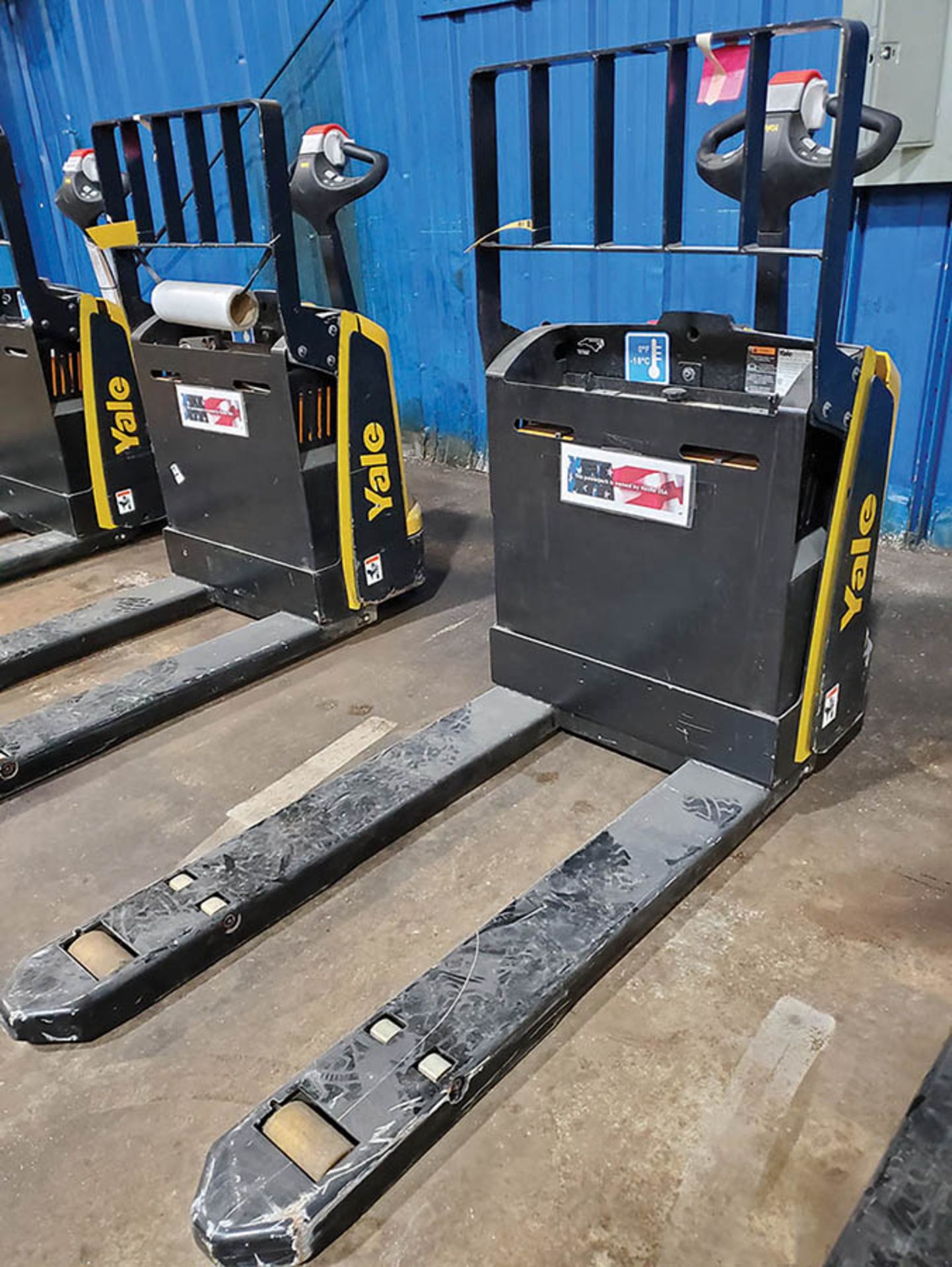 2019 YALE 4,500 LB. ELECTRIC PALLET JACK, MODEL MPB045VGN24T2646, 24-VOLT, TYPE E, 440 A.H., 46’’ - Image 3 of 9