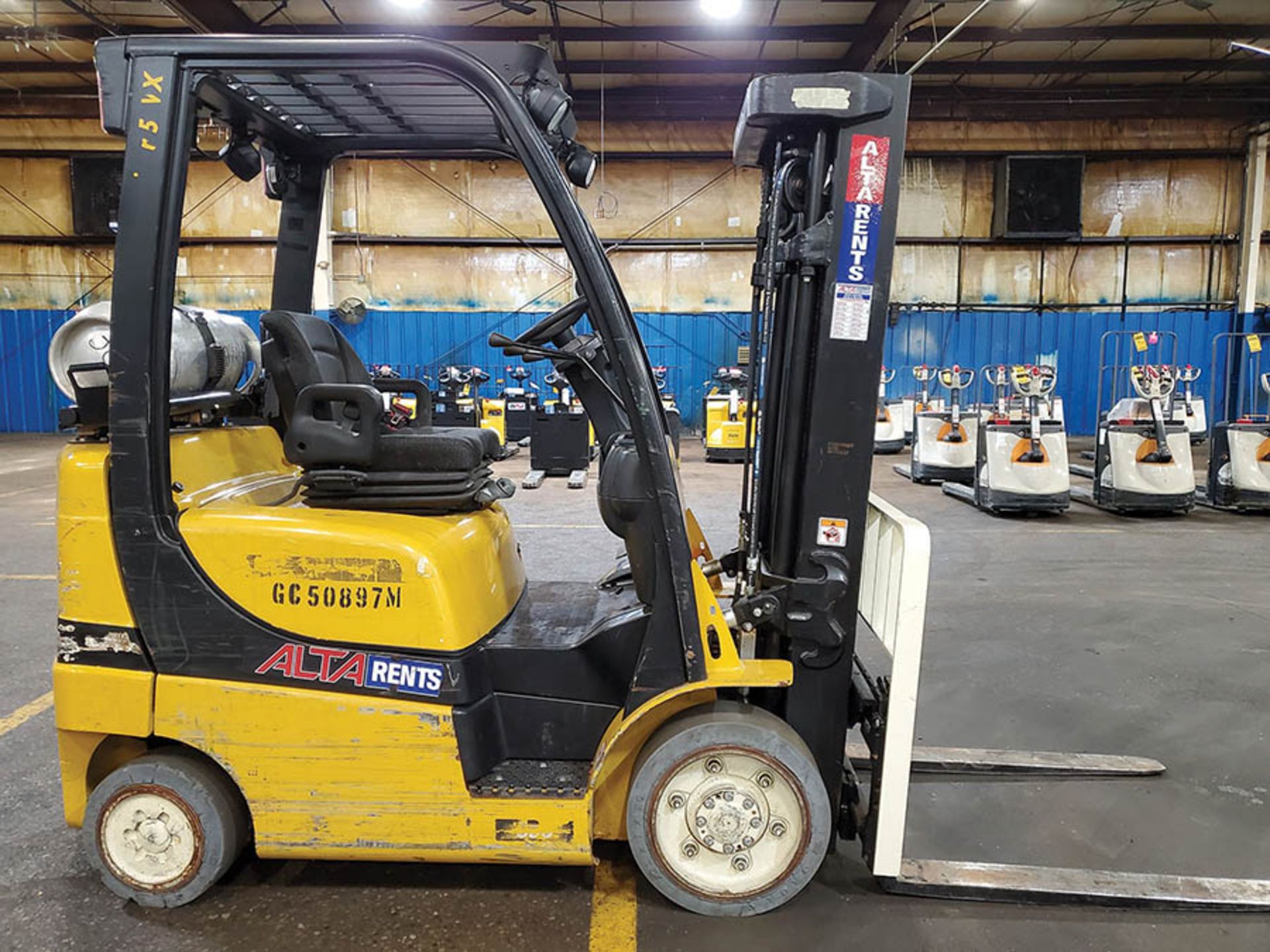 2014 YALE 5,000 LB. FORKLIFT, MODEL GLC050VXNVSE083, S/N B910V01897M, LP, SIDESHIFT, 189’’ LIFT - Image 4 of 14