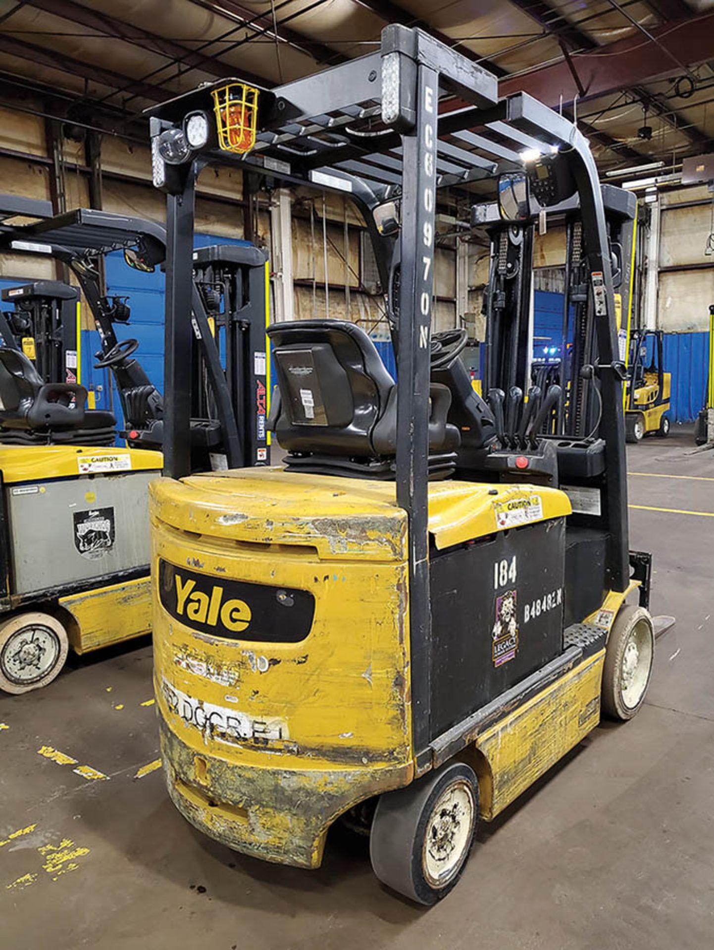 2015 YALE 6,000 LB. ELECTRIC FORKLIFT, MODEL ERC060VFN48TE088, 48-VOLT, SIDESHIFT, FORK - Image 10 of 16