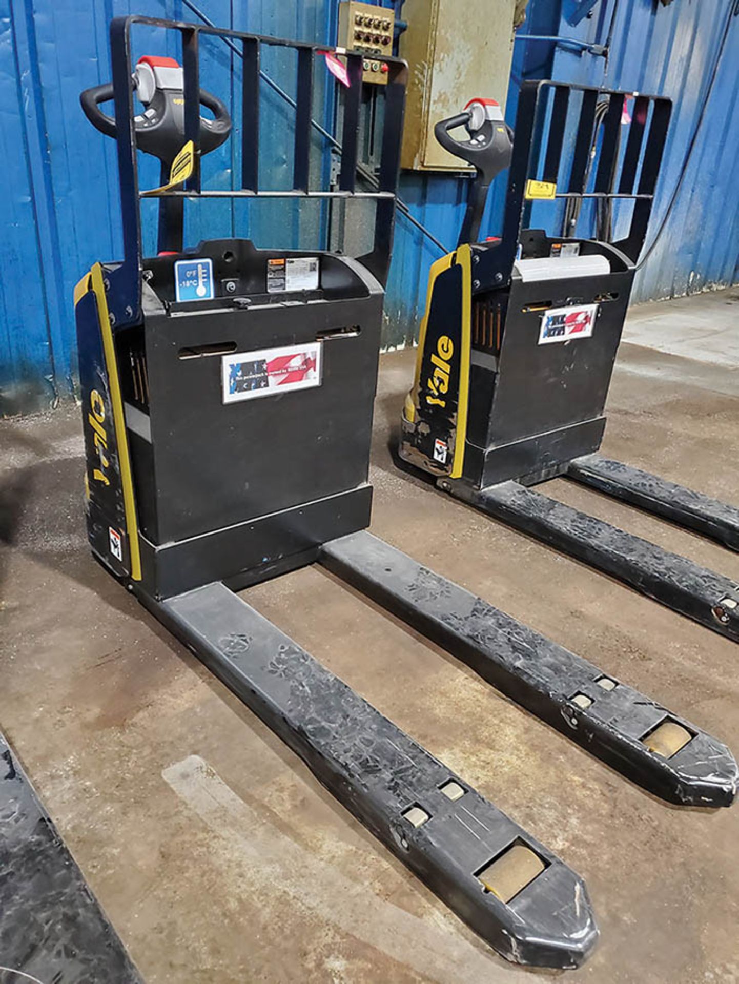 2019 YALE 4,500 LB. ELECTRIC PALLET JACK, MODEL MPB045VGN24T2646, 24-VOLT, TYPE E, 440 A.H., 46’’ - Image 6 of 9