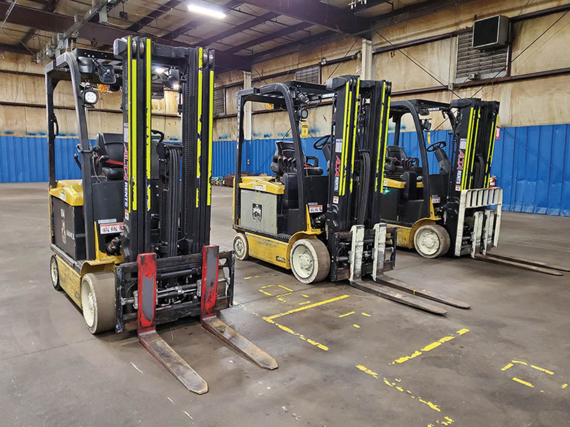 2015 YALE 6,000 LB. ELECTRIC FORKLIFT, MODEL ERC060VFN48TE088, 48-VOLT, SIDESHIFT, FORK - Image 15 of 16