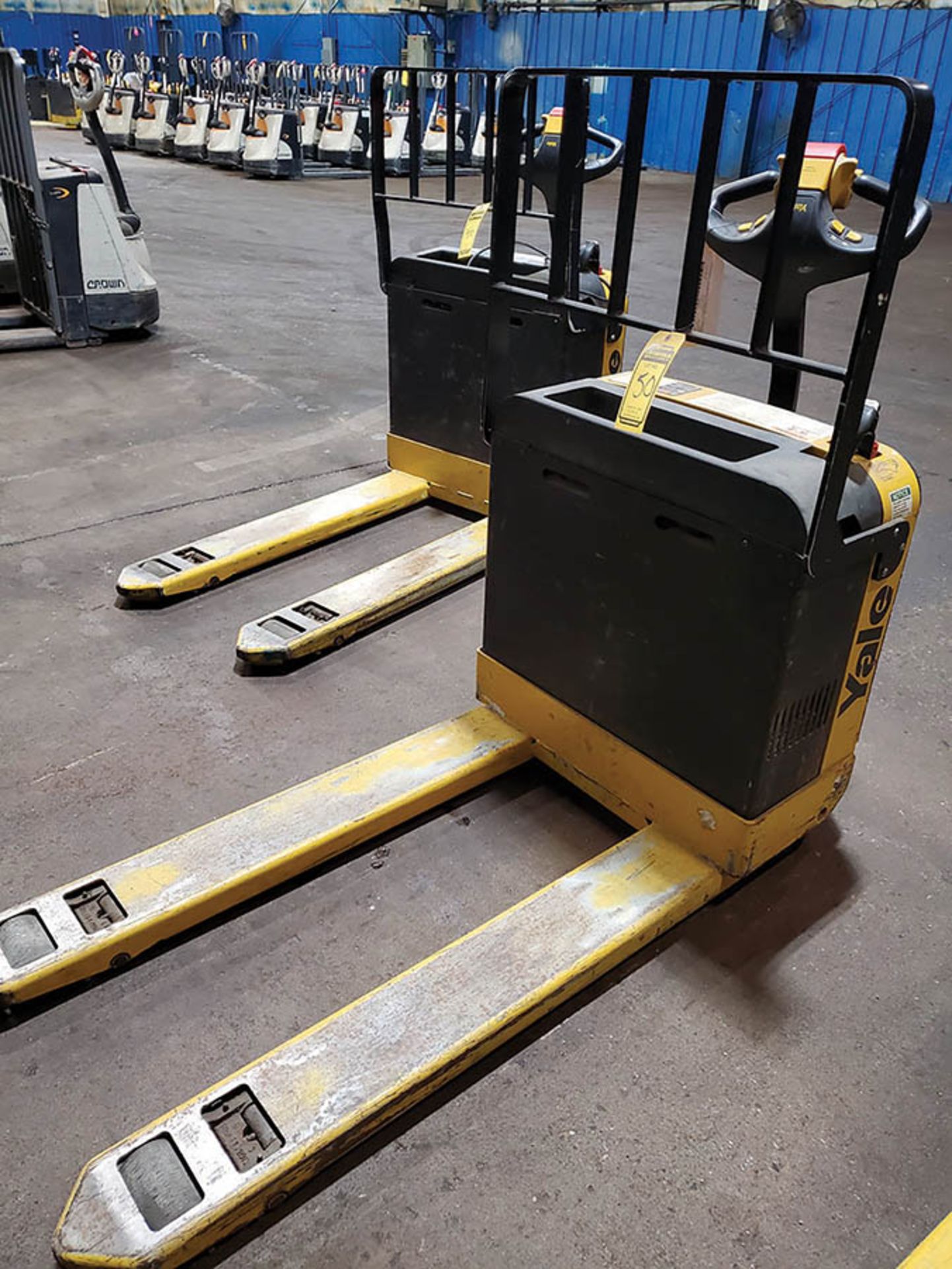 2014 YALE 4,000 LB. ELECTRIC WALK BEHIND PALLET JACK, MODEL MPB040-EN24T2748, S/N B827N61983M, 24- - Image 3 of 9