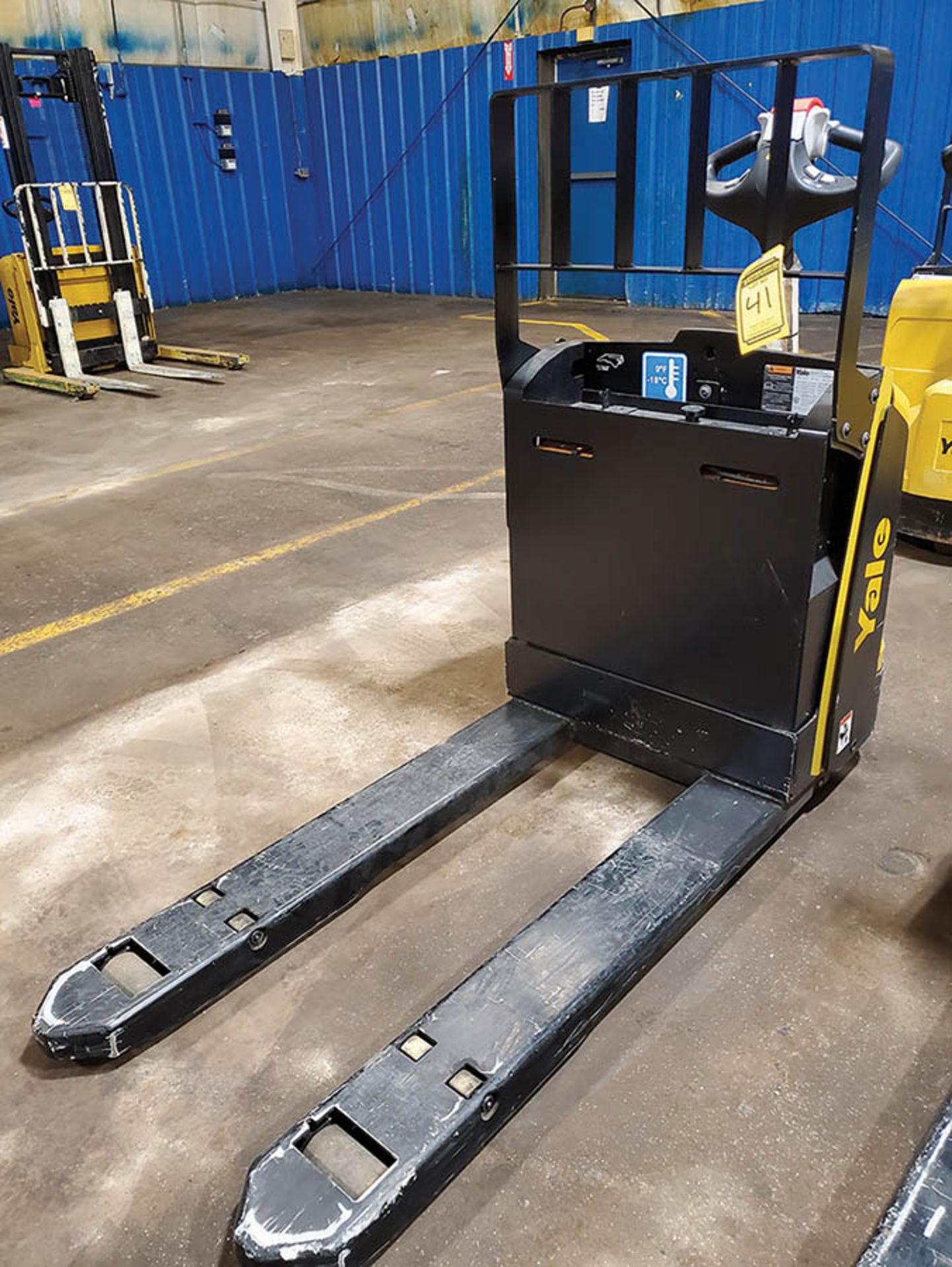 2019 YALE 4,500 LB. ELECTRIC PALLET JACK, MODEL MPB045VGN24T2646, 24-VOLT, TYPE E, 440 A.H., 46’’ - Image 6 of 9