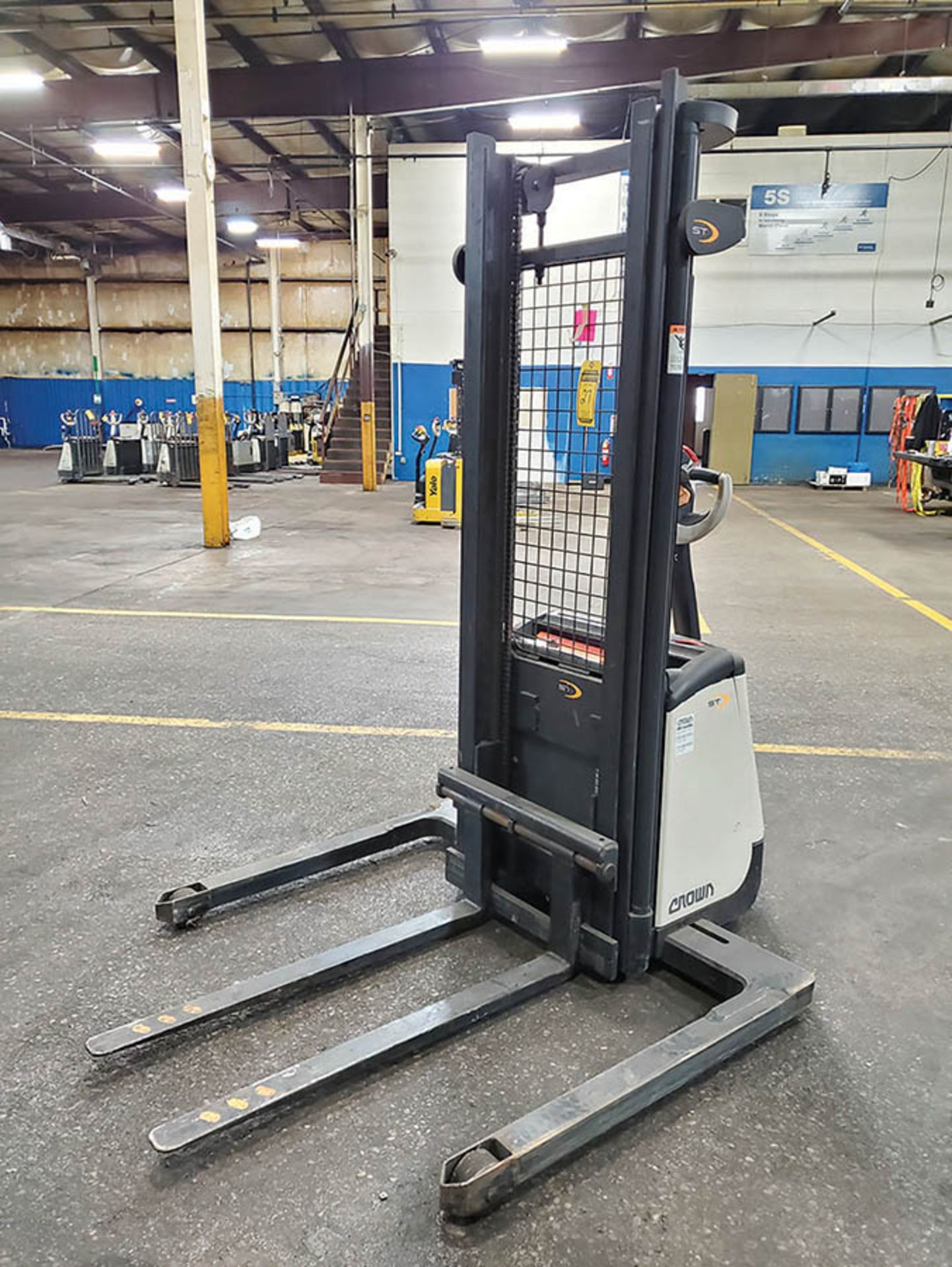 CROWN 2,000 LB. WALKIE STACKER, MODEL ST3000-20, 24-VOLT, 128’’ LIFT HEIGHT, 83’’ LOWERED 2-STAGE