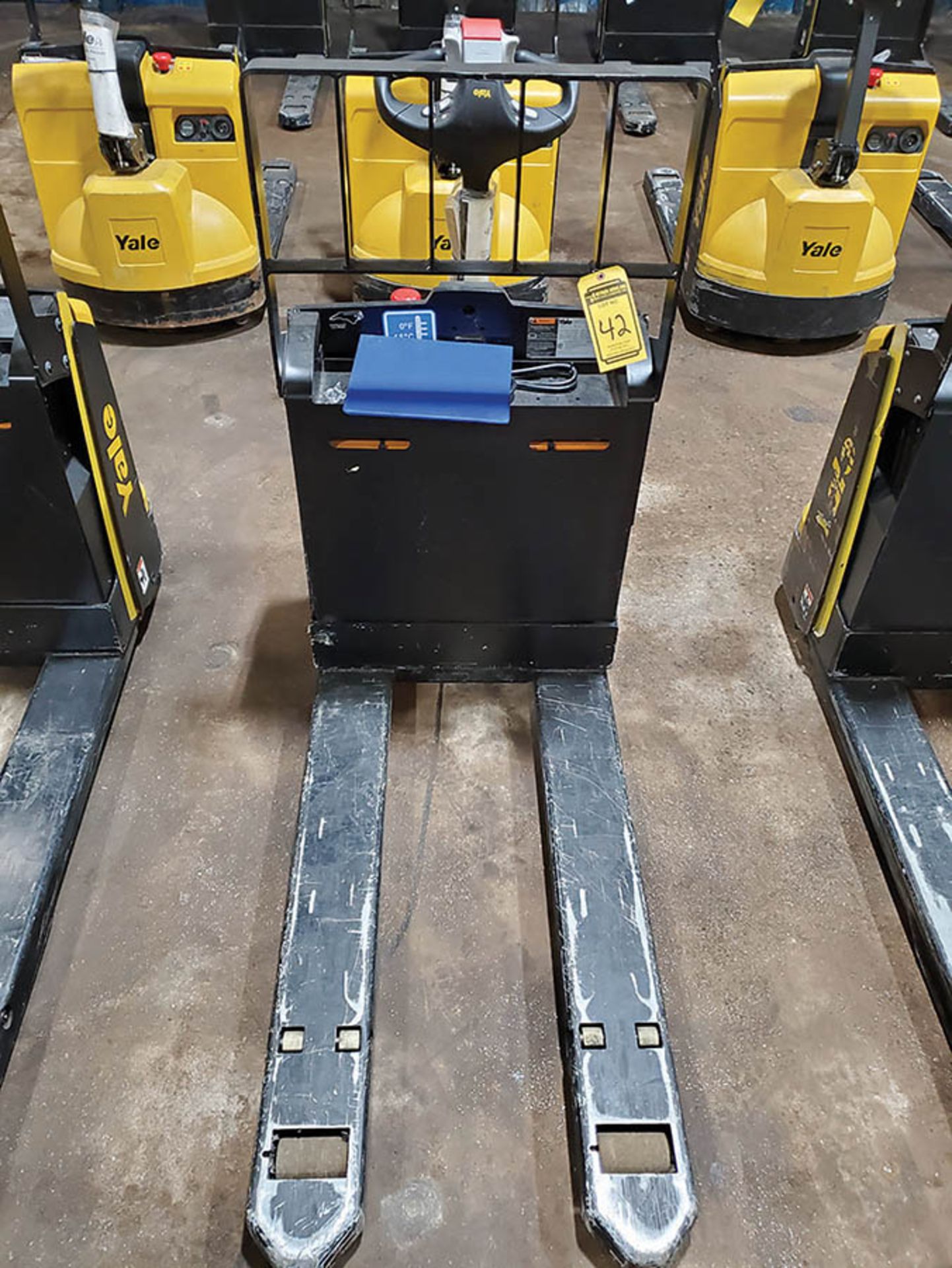 2019 YALE 4,500 LB. ELECTRIC PALLET JACK, MODEL MPB045VGN24T2646, 24-VOLT, TYPE E, 440 A.H., 46’’ - Image 4 of 9