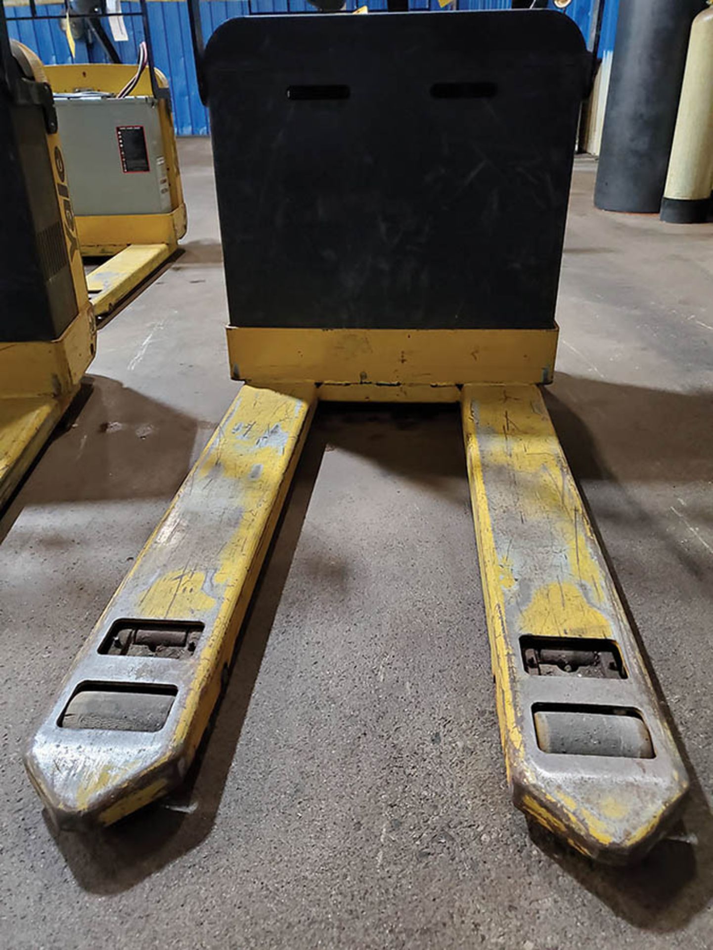 2014 YALE 4,000 LB. ELECTRIC WALK BEHIND PALLET JACK, MODEL MPB040-EN24T2748, S/N B827N61908M, 24- - Image 7 of 11