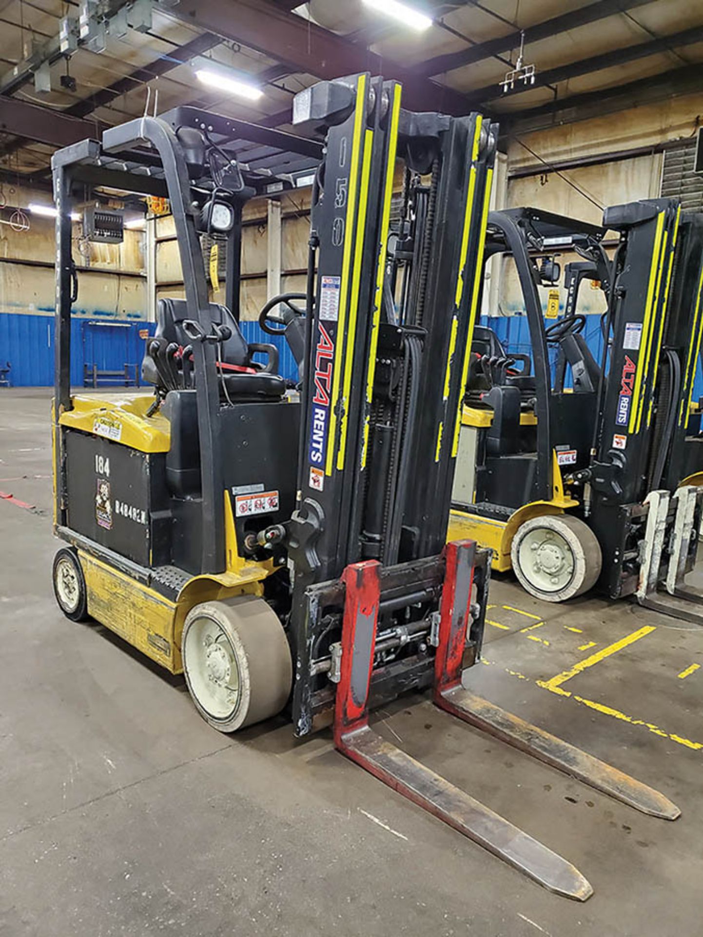 2015 YALE 6,000 LB. ELECTRIC FORKLIFT, MODEL ERC060VFN48TE088, 48-VOLT, SIDESHIFT, FORK - Image 3 of 16