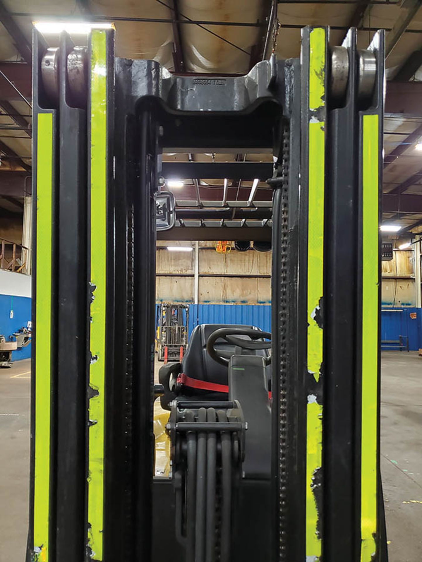 2015 YALE 6,000 LB. ELECTRIC FORKLIFT, MODEL ERC060VFN48TE088, 48-VOLT, SIDESHIFT, FORK - Image 14 of 16