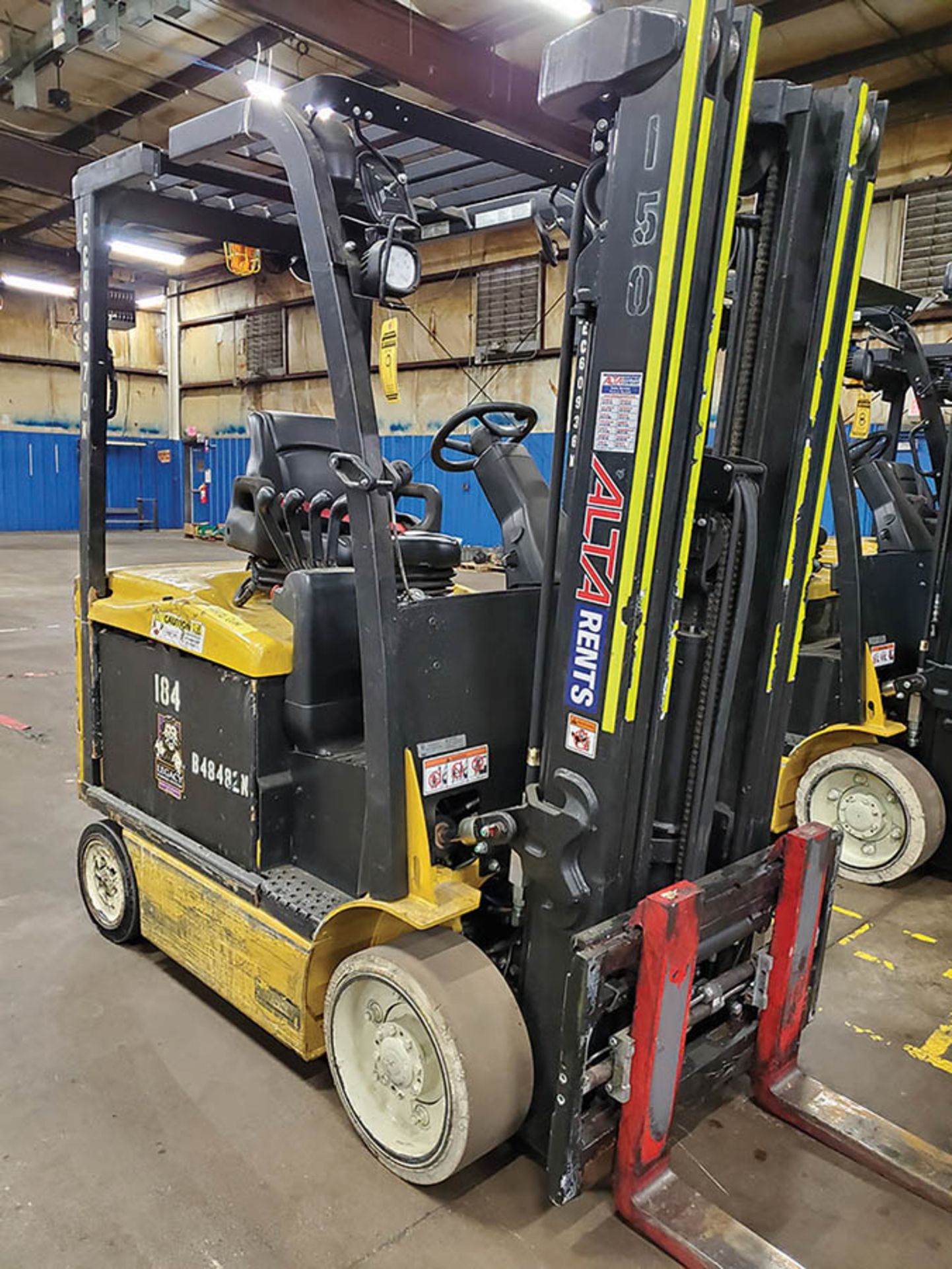 2015 YALE 6,000 LB. ELECTRIC FORKLIFT, MODEL ERC060VFN48TE088, 48-VOLT, SIDESHIFT, FORK - Image 4 of 16