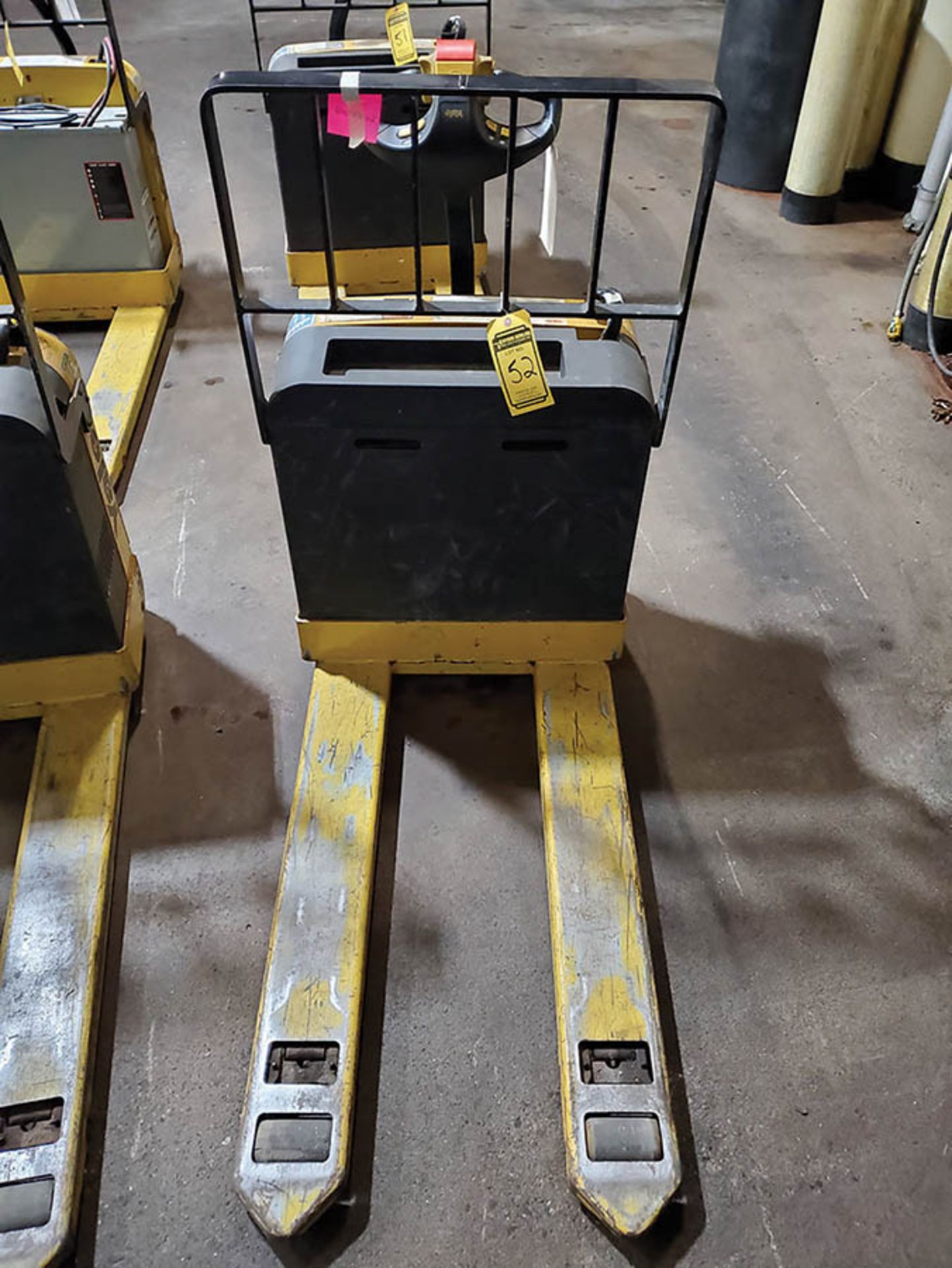 2014 YALE 4,000 LB. ELECTRIC WALK BEHIND PALLET JACK, MODEL MPB040-EN24T2748, S/N B827N61908M, 24- - Image 5 of 11