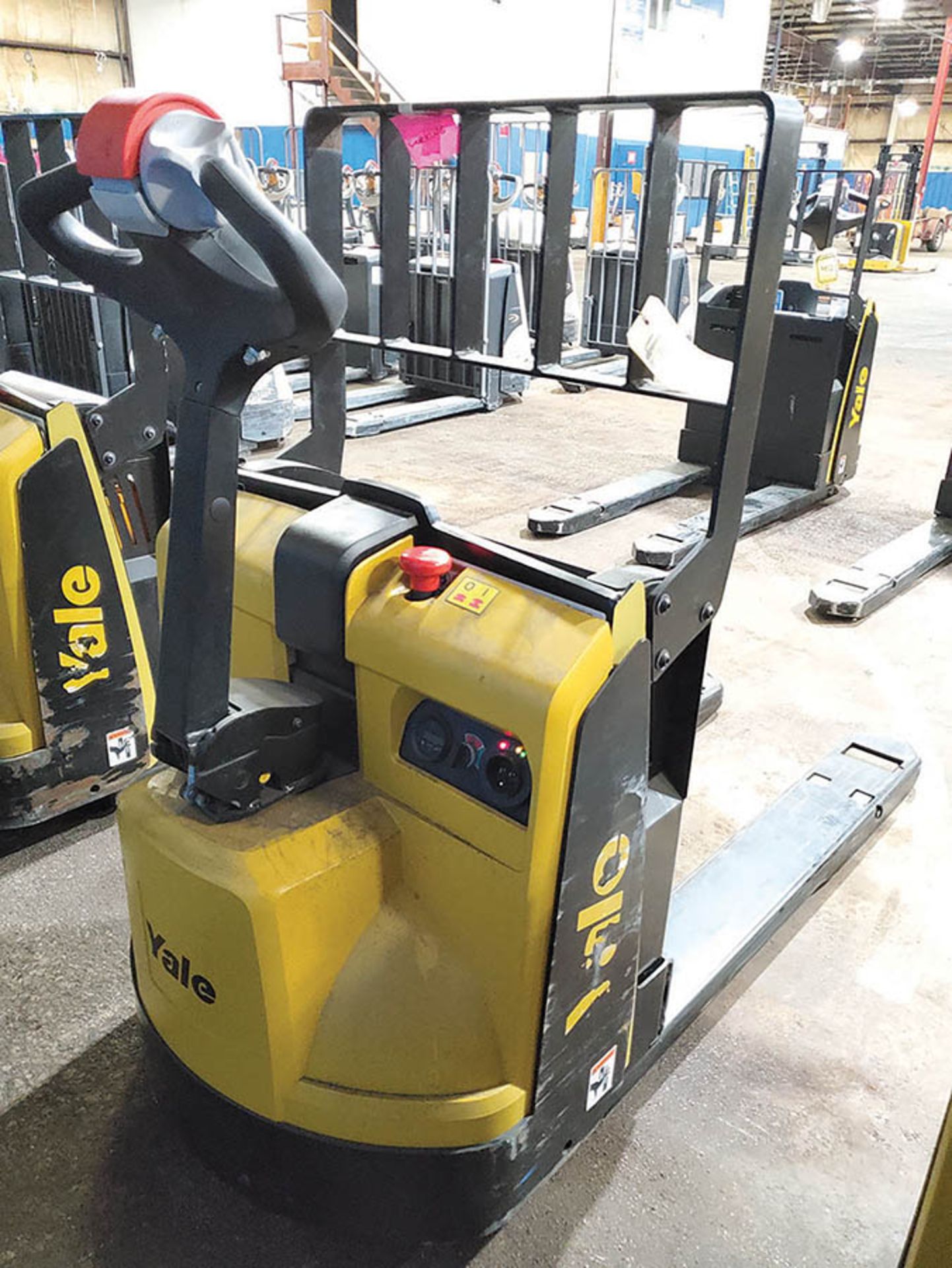 2019 YALE 4,500 LB. ELECTRIC PALLET JACK, MODEL MPB045VGN24T2646, 24-VOLT, TYPE E, 440 A.H., 46’’ - Image 7 of 9