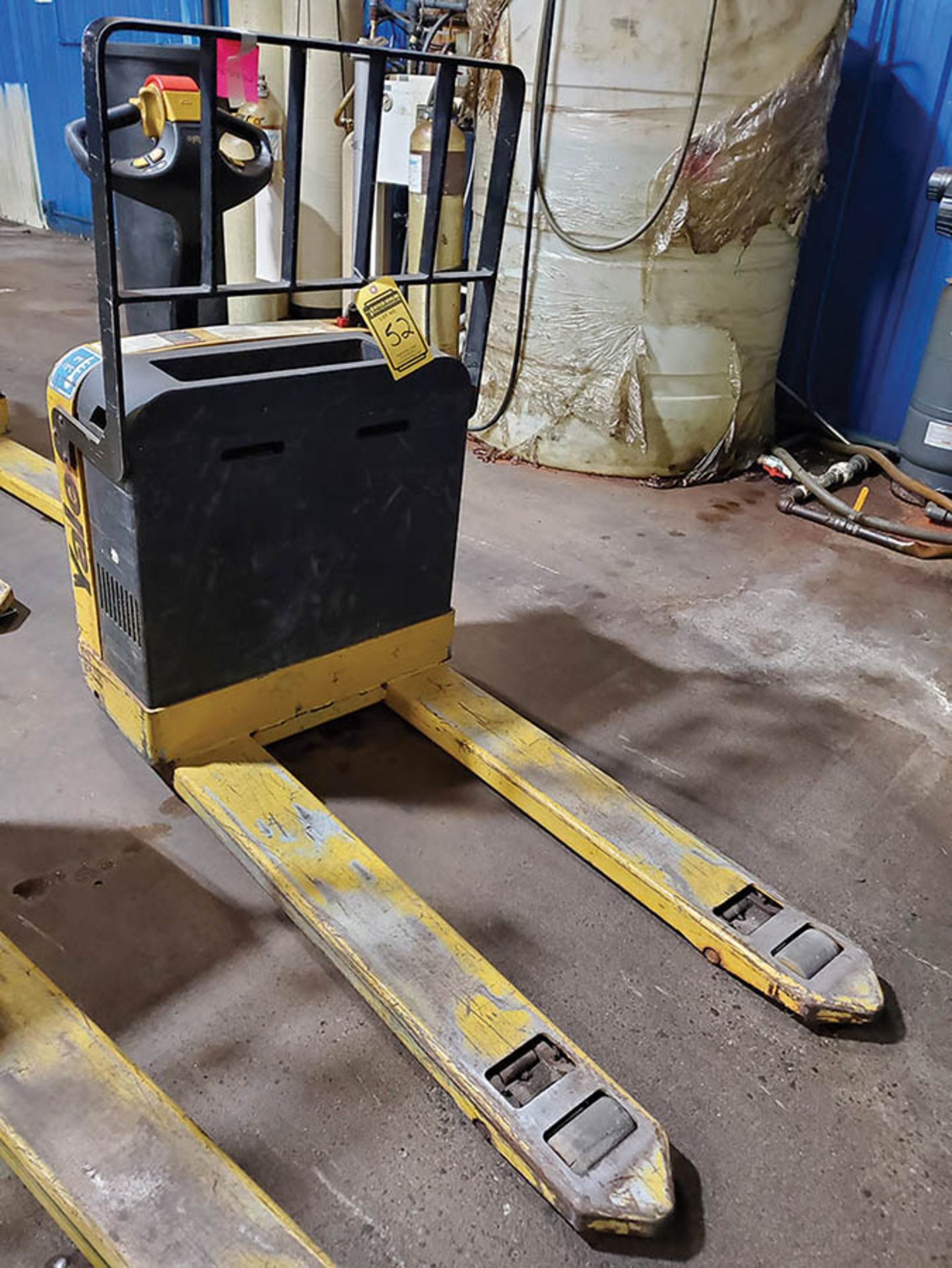 2014 YALE 4,000 LB. ELECTRIC WALK BEHIND PALLET JACK, MODEL MPB040-EN24T2748, S/N B827N61908M, 24- - Image 4 of 11