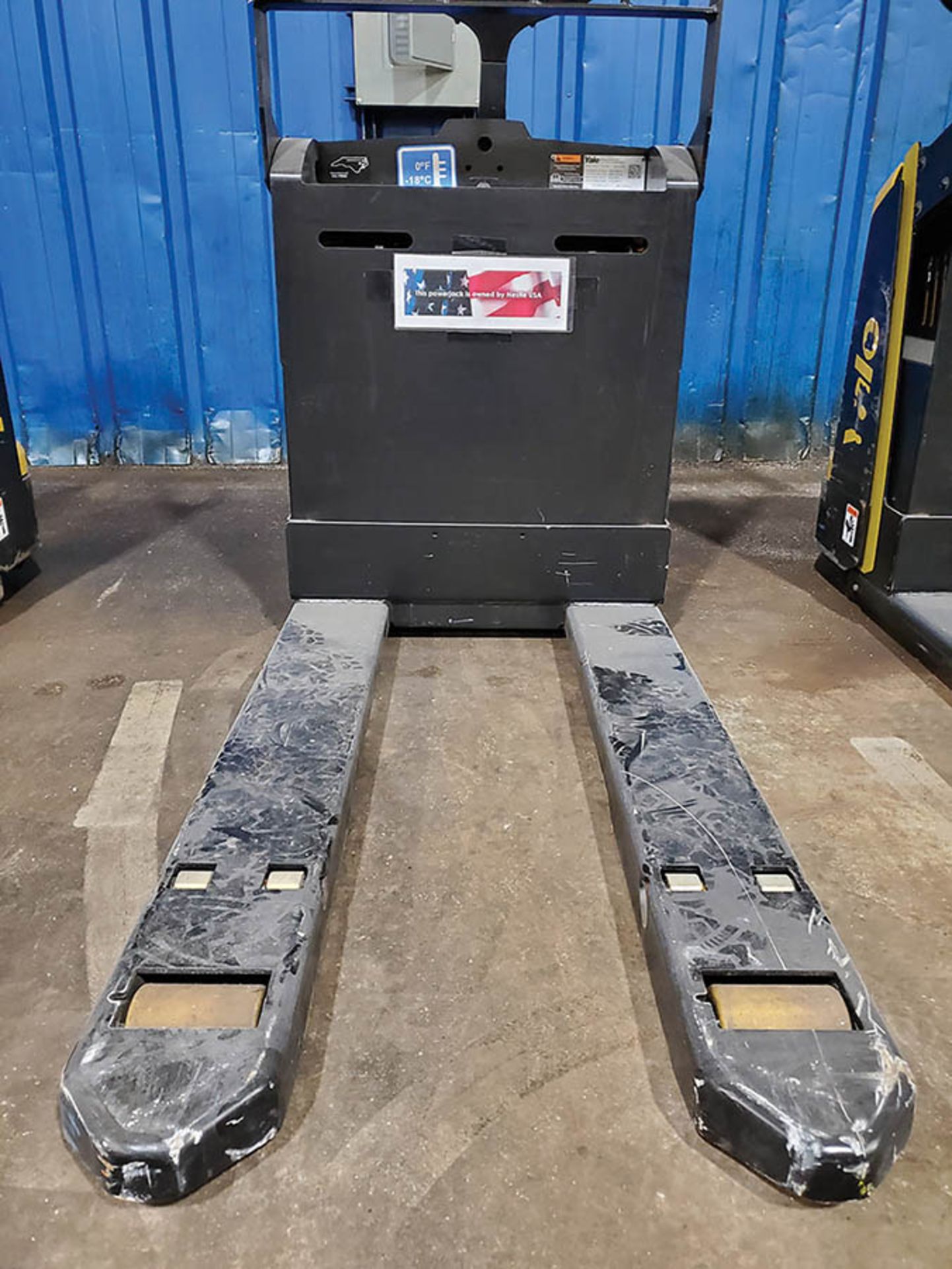 2019 YALE 4,500 LB. ELECTRIC PALLET JACK, MODEL MPB045VGN24T2646, 24-VOLT, TYPE E, 440 A.H., 46’’ - Image 5 of 9