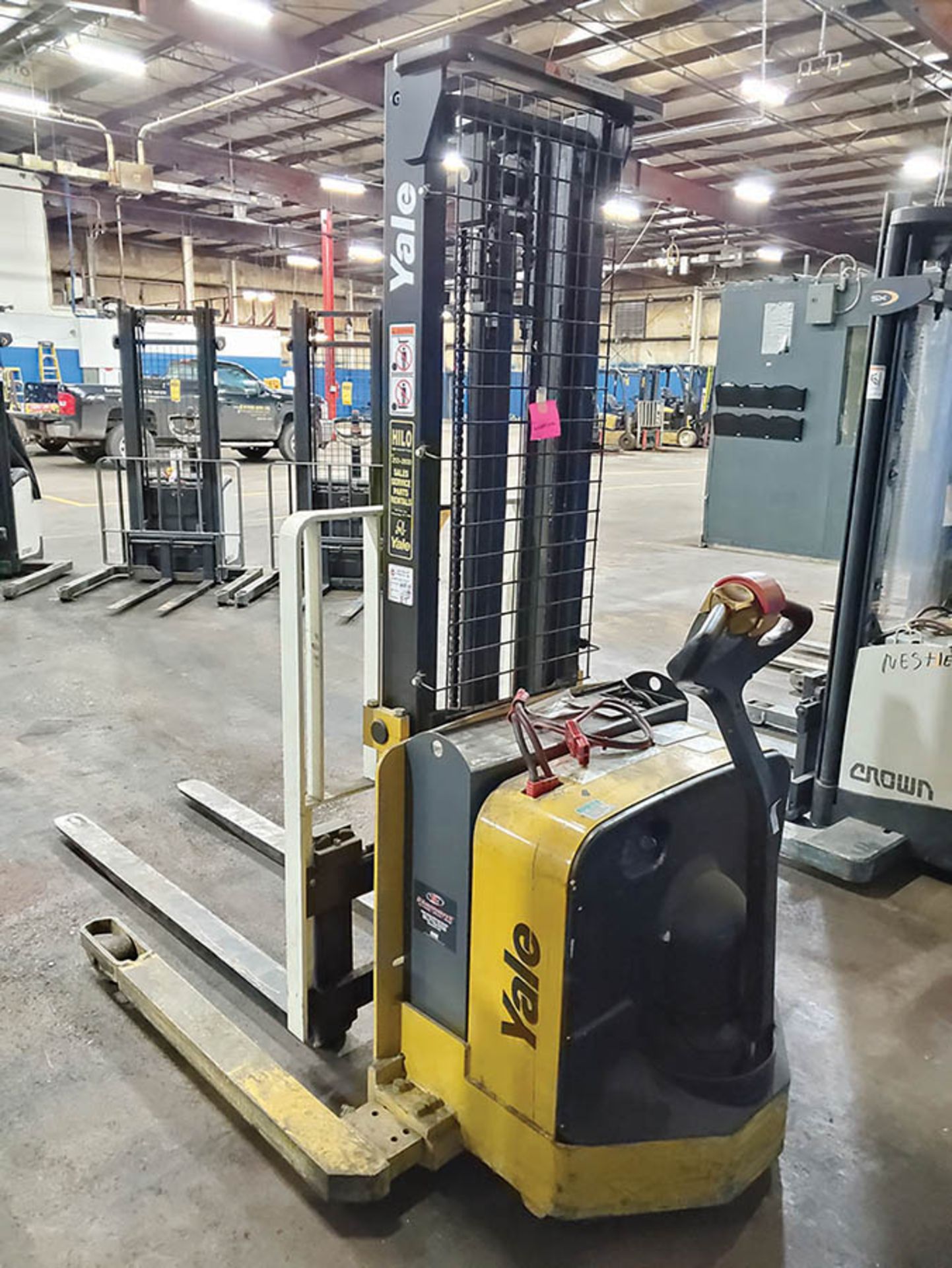 YALE 2,500 LB. ELECTRIC WALKIE STACKER, MODEL MSW025SFN24TV083, S/N B895N02244H, 24-VOLT, 126’’ LIFT - Image 7 of 9