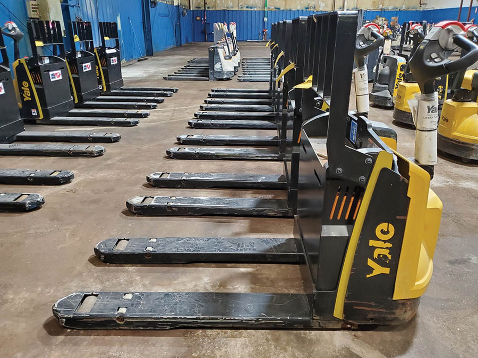 2019 YALE 4,500 LB. ELECTRIC PALLET JACK, MODEL MPB045VGN24T2646, 24-VOLT, TYPE E, 440 A.H., 46’’ - Image 2 of 10