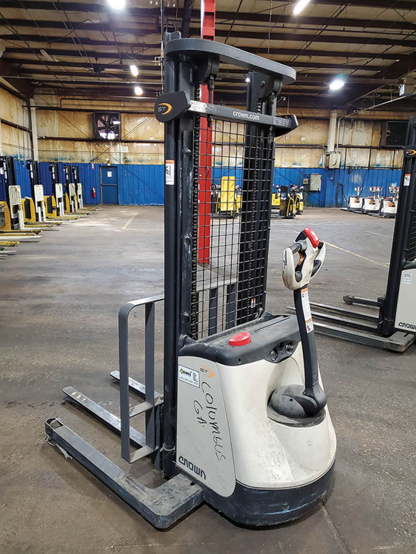 CROWN 2,000 LB. WALKIE STACKER, MODEL ST3000-20, 24-VOLT, 128’’ LIFT HEIGHT, 83’’ LOWERED 2-STAGE - Image 7 of 11