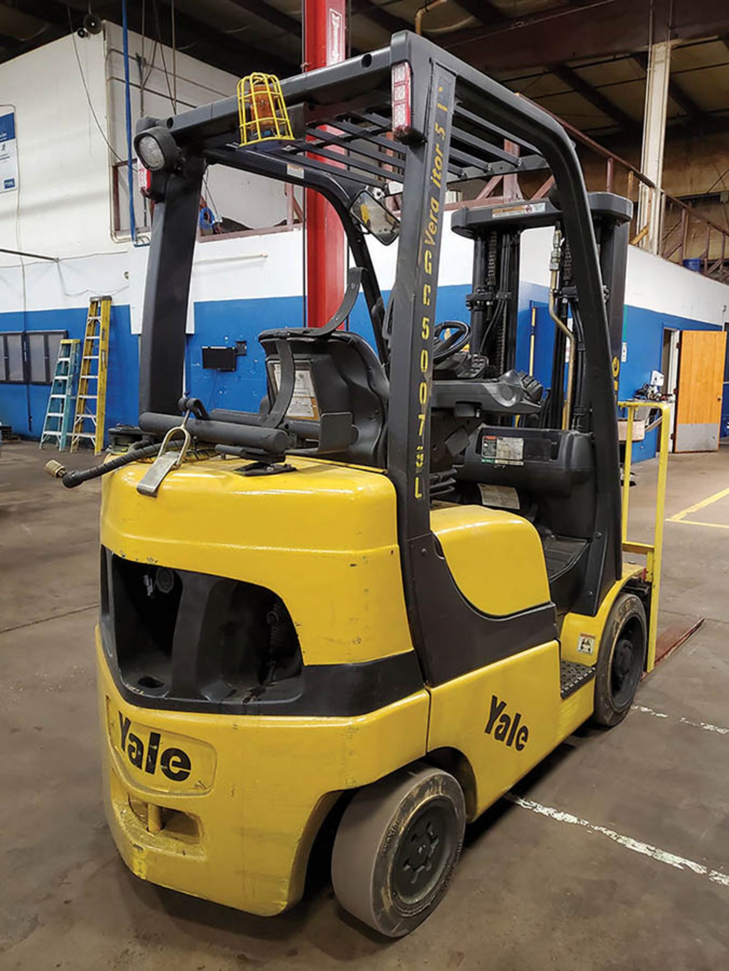 2013 YALE 5,000 LB. FORKLIFT, MODEL GLC050VXNVSE083, S/N A910V22079L, LP, SIDESHIFT, 189'' LIFT - Image 6 of 16