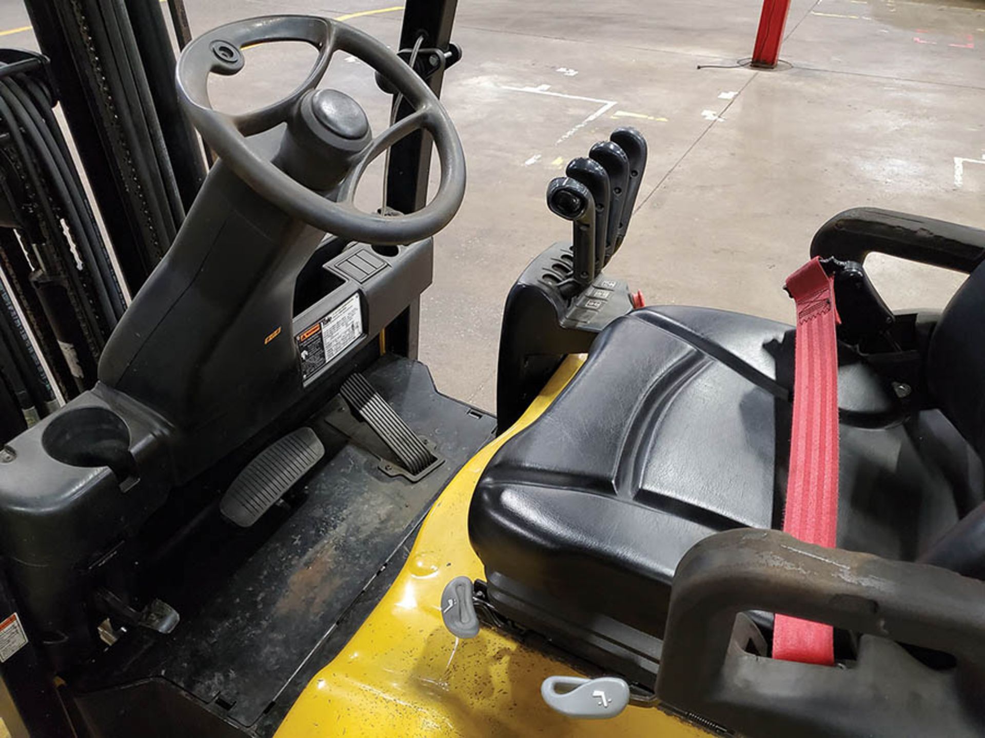 2015 YALE 6,000 LB. ELECTRIC FORKLIFT, MODEL ERC060VFN48TE088, 48-VOLT, SIDESHIFT, FORK - Image 12 of 16