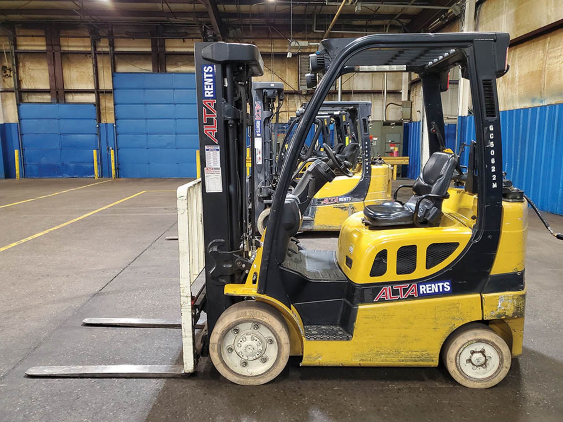 2014 YALE 5,000 LB. FORKLIFT, MODEL GLC050VXNVSE085, S/N B910V01622M, LP, SIDESHIFT, 194’’ LIFT - Image 2 of 15