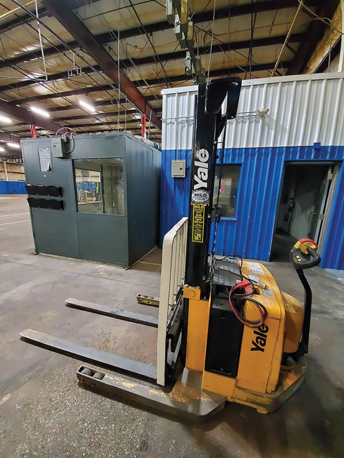 YALE 4,000 LB. ELECTRIC WALKIE STACKER, MODEL MSW040SEN24TV087, S/N C820N02162B, 24-VOLT, 130’’ LIFT - Image 9 of 13