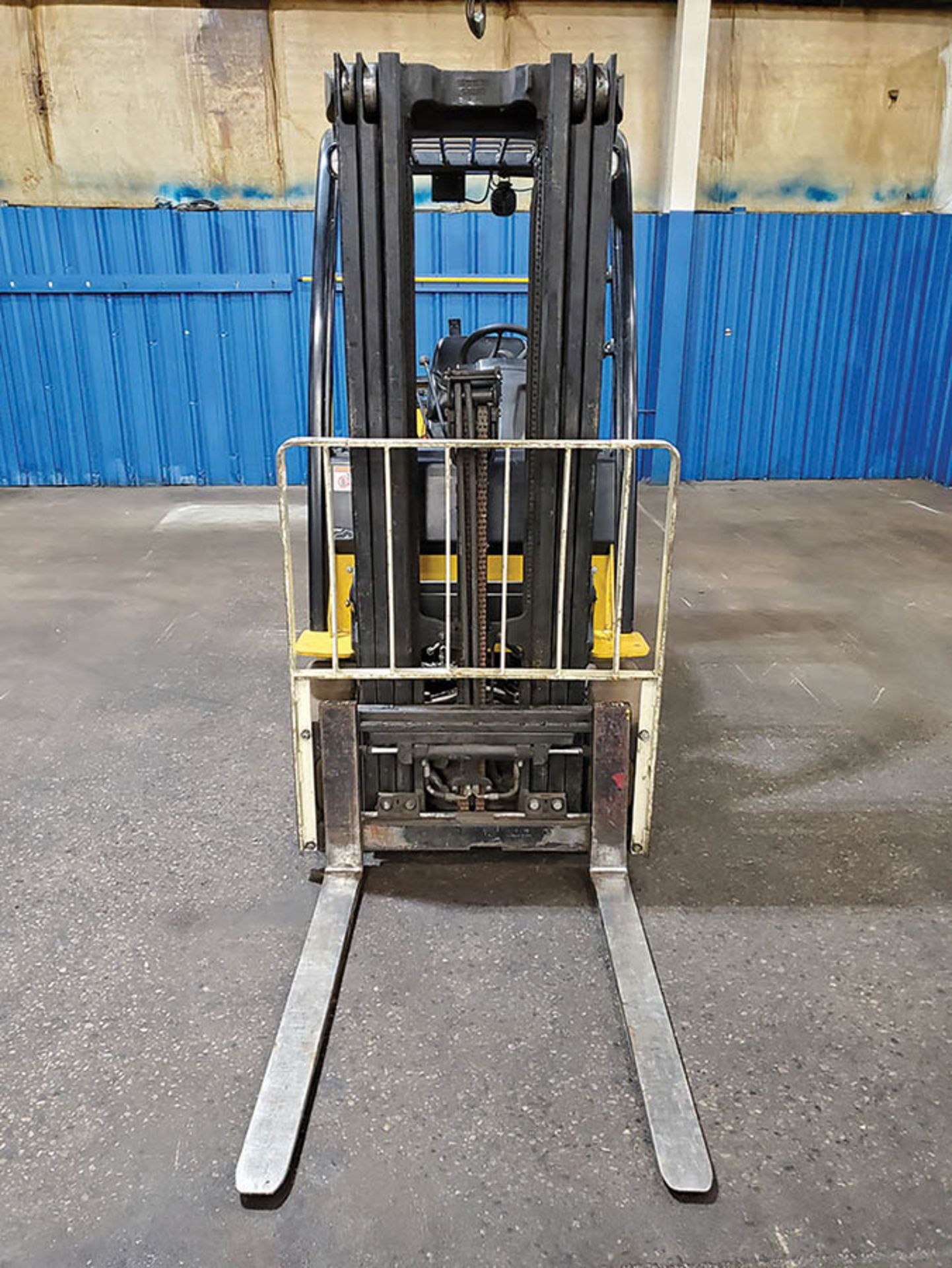 2014 YALE 5,000 LB. FORKLIFT, MODEL GLC050VXNVSE085, S/N B910V01622M, LP, SIDESHIFT, 194’’ LIFT - Image 6 of 15