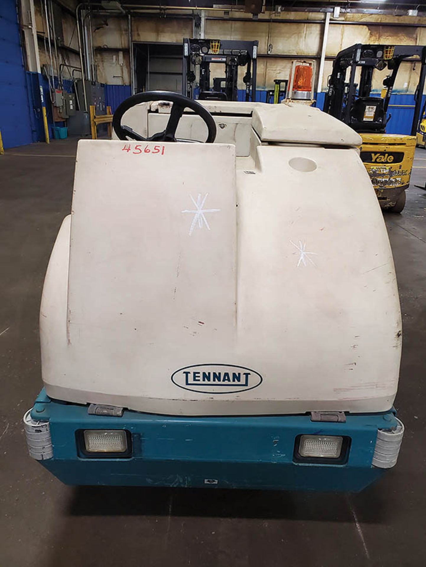 TENNANT RIDING FLOOR SCRUBBER, MODEL: 7300, S/N: 7300-1900, 36-VOLT, GVWT: 4,580, 1,297 HOURS - Image 6 of 15