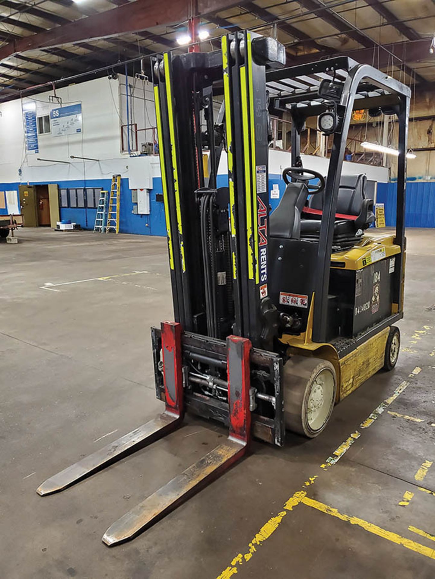 2015 YALE 6,000 LB. ELECTRIC FORKLIFT, MODEL ERC060VFN48TE088, 48-VOLT, SIDESHIFT, FORK - Image 7 of 16