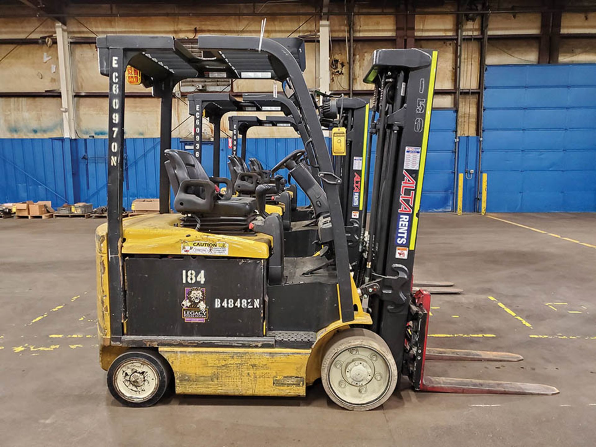 2015 YALE 6,000 LB. ELECTRIC FORKLIFT, MODEL ERC060VFN48TE088, 48-VOLT, SIDESHIFT, FORK - Image 2 of 16