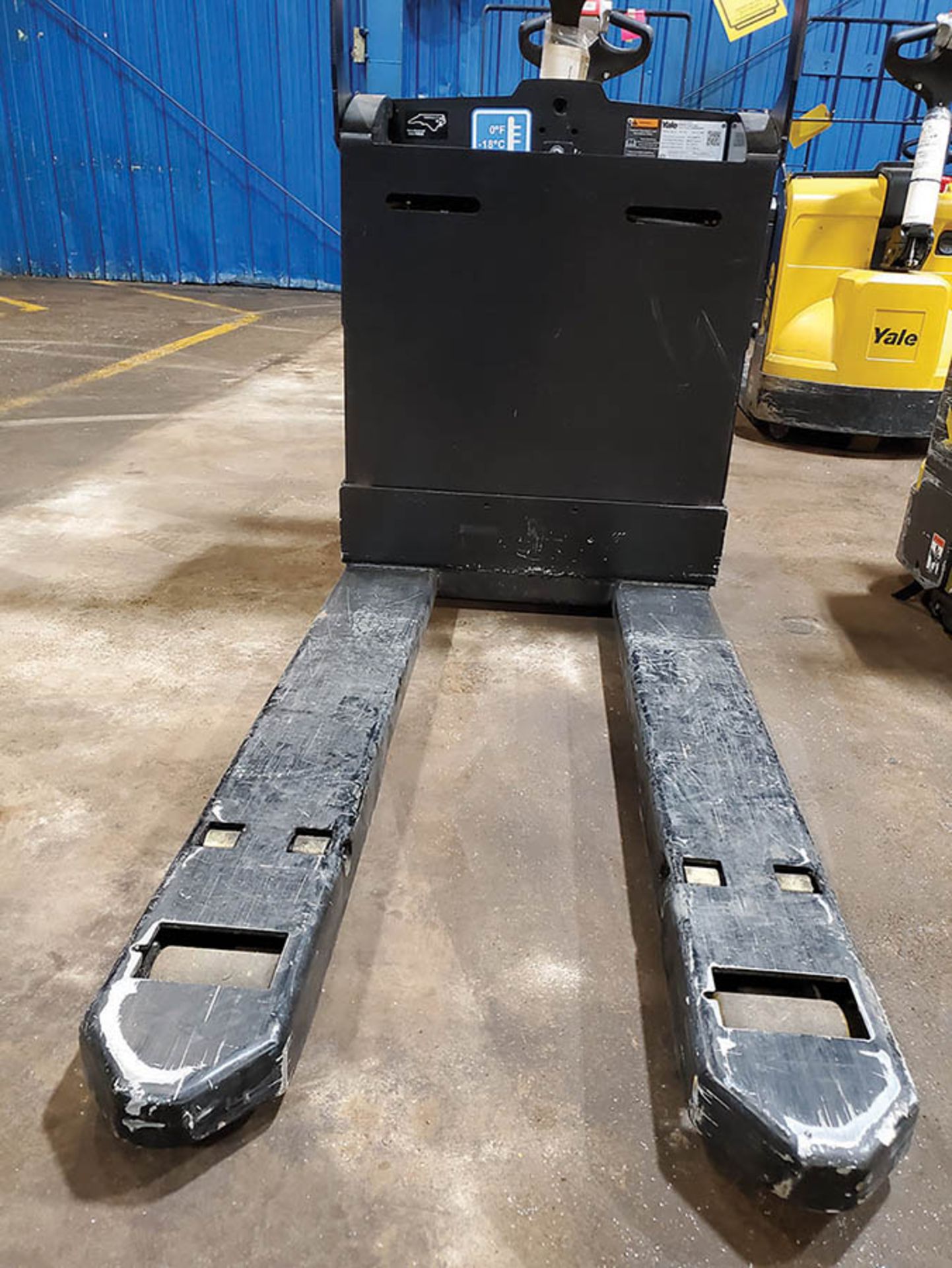 2019 YALE 4,500 LB. ELECTRIC PALLET JACK, MODEL MPB045VGN24T2646, 24-VOLT, TYPE E, 440 A.H., 46’’ - Image 5 of 9