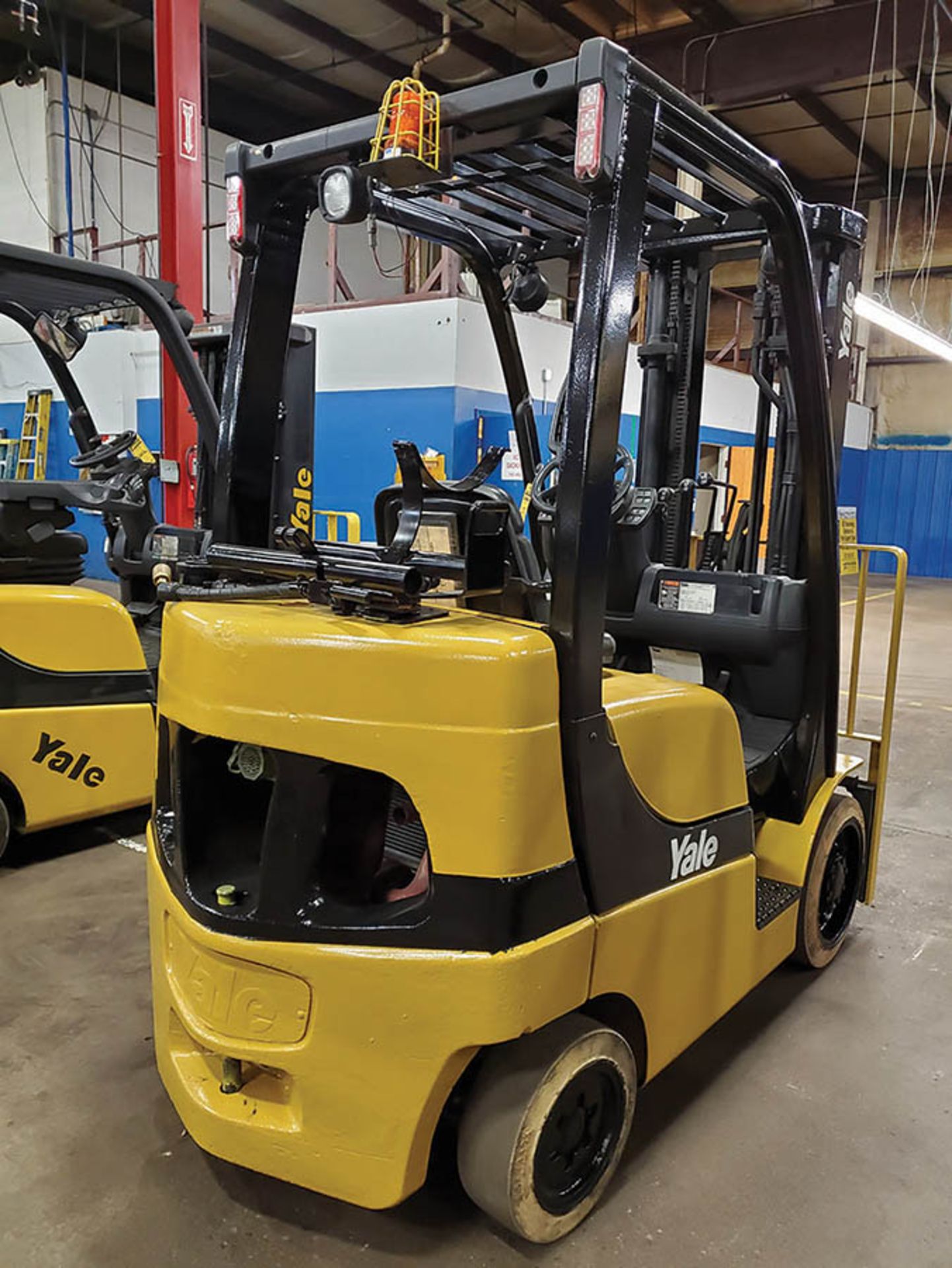 2005 YALE 5,000 LB. FORKLIFT, MODEL GLC050VXNGSE88, S/N A910V02669C, LP, SIDESHIFT, 200'' LIFT - Image 5 of 14