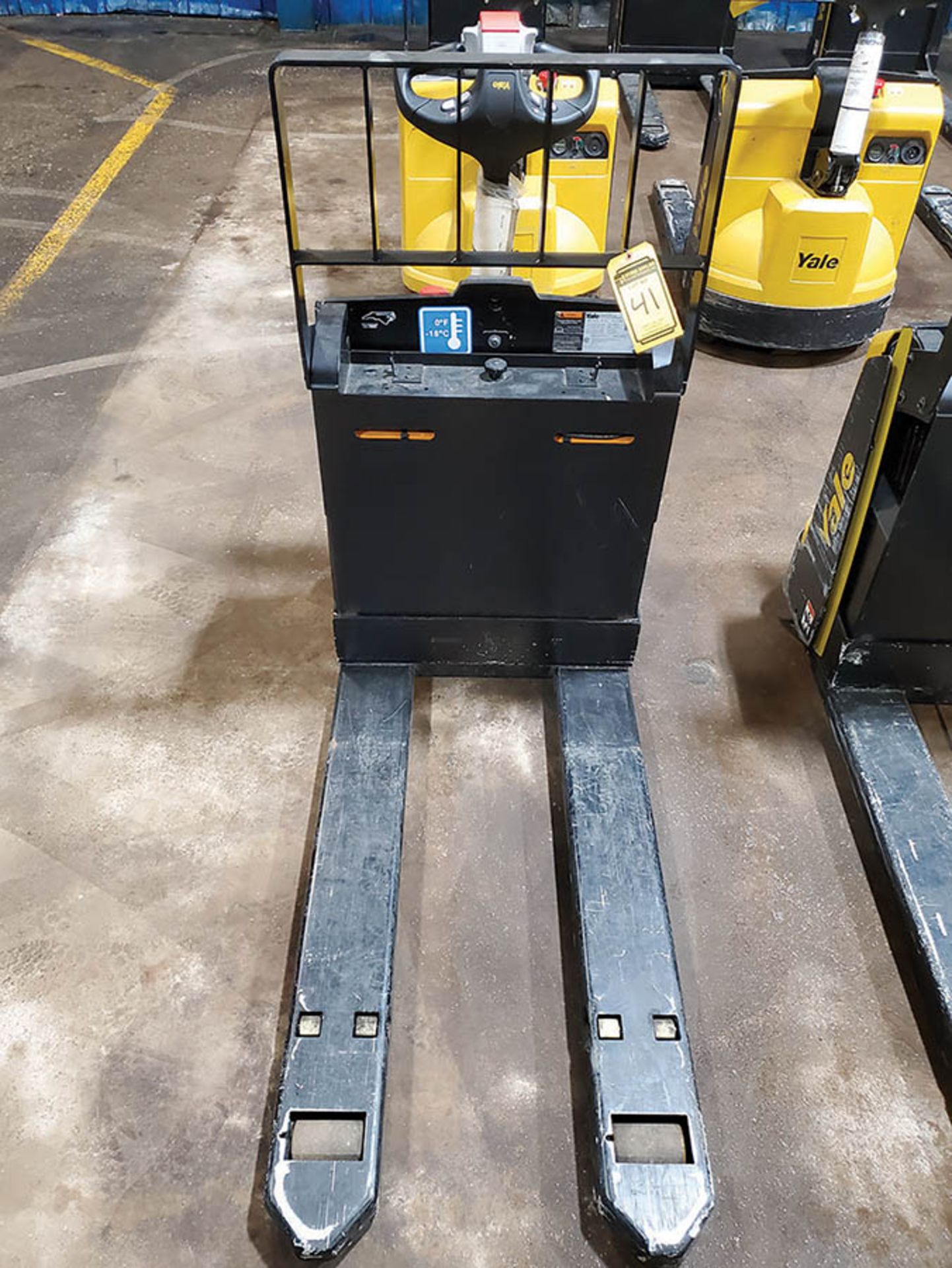 2019 YALE 4,500 LB. ELECTRIC PALLET JACK, MODEL MPB045VGN24T2646, 24-VOLT, TYPE E, 440 A.H., 46’’ - Image 4 of 9