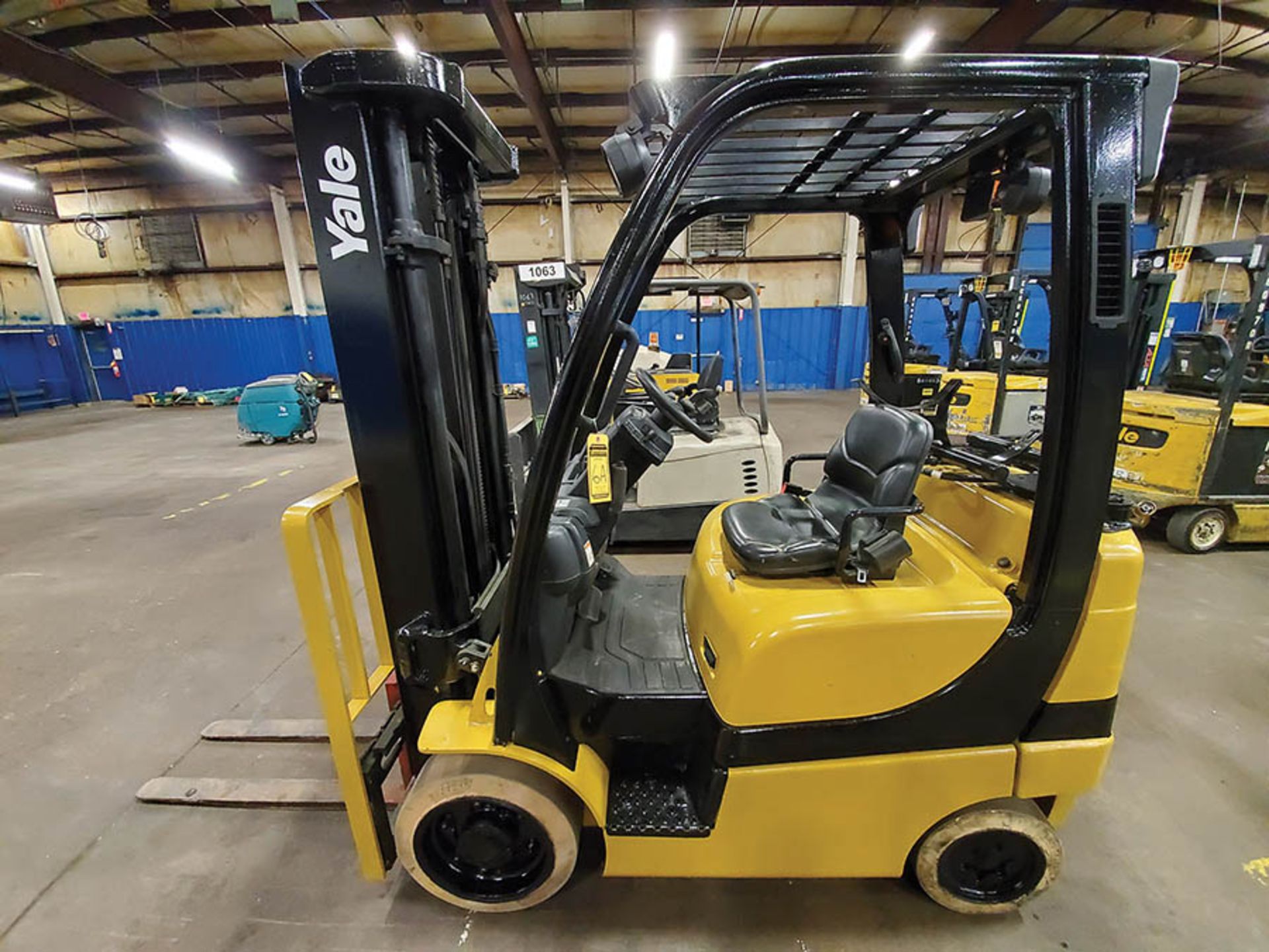 2005 YALE 5,000 LB. FORKLIFT, MODEL GLC050VXNGSE88, S/N A910V02669C, LP, SIDESHIFT, 200'' LIFT - Image 9 of 14