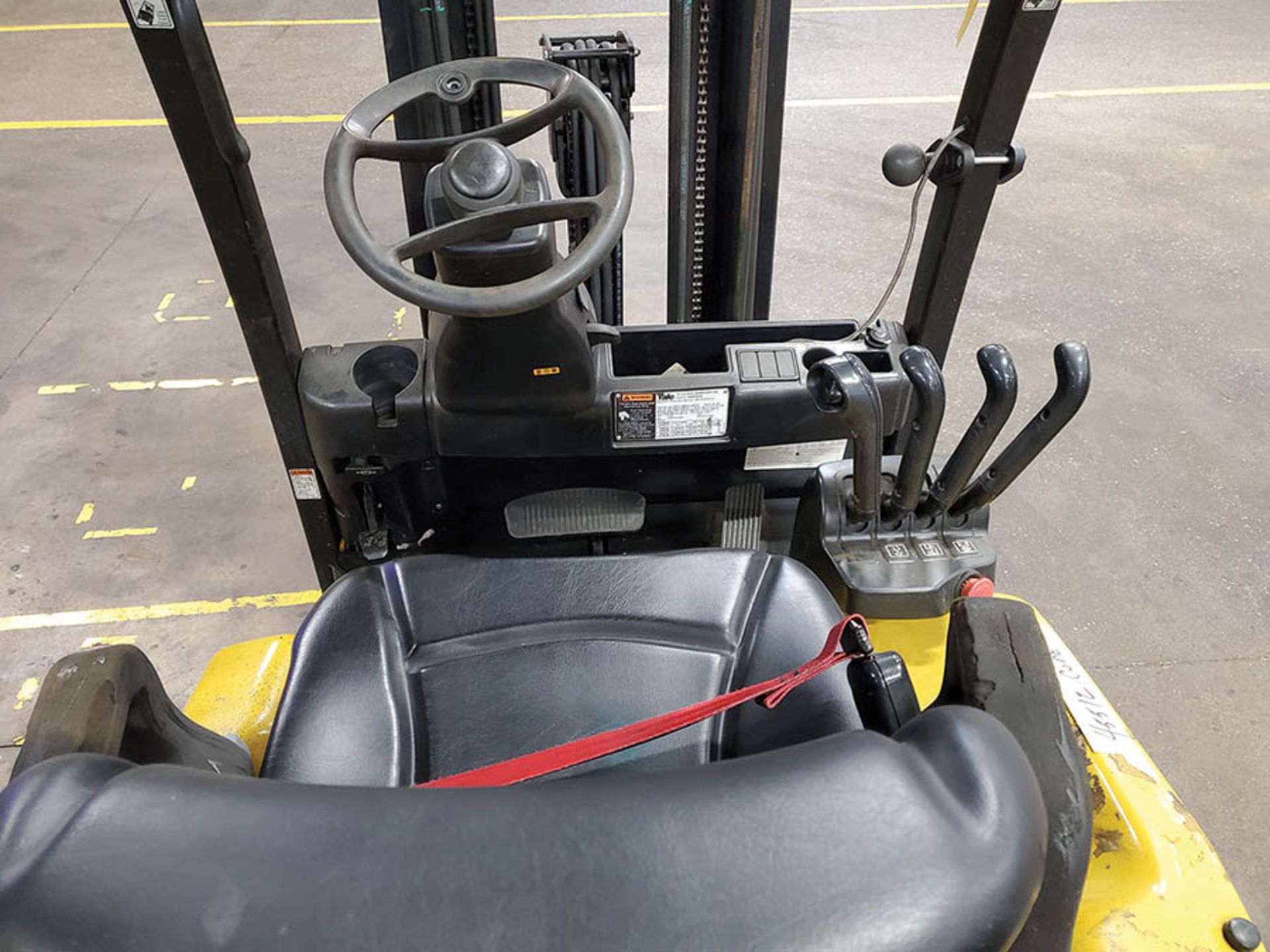 2015 YALE 6,000 LB. ELECTRIC FORKLIFT, MODEL ERC060VFN48TE088, 48-VOLT, SIDESHIFT, FORK - Image 11 of 16