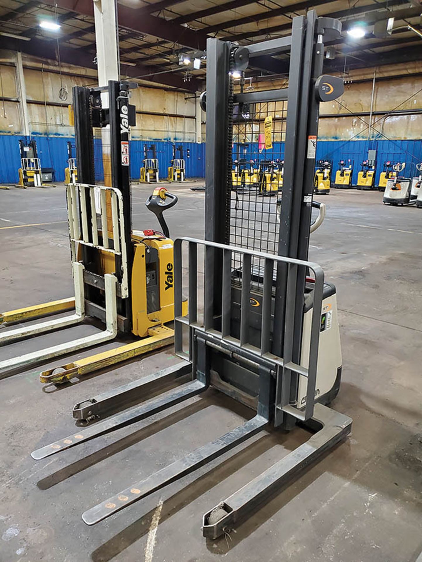 CROWN 2,000 LB. WALKIE STACKER, MODEL ST3000-20, 24-VOLT, 128’’ LIFT HEIGHT, 83’’ LOWERED 2-STAGE - Image 3 of 12