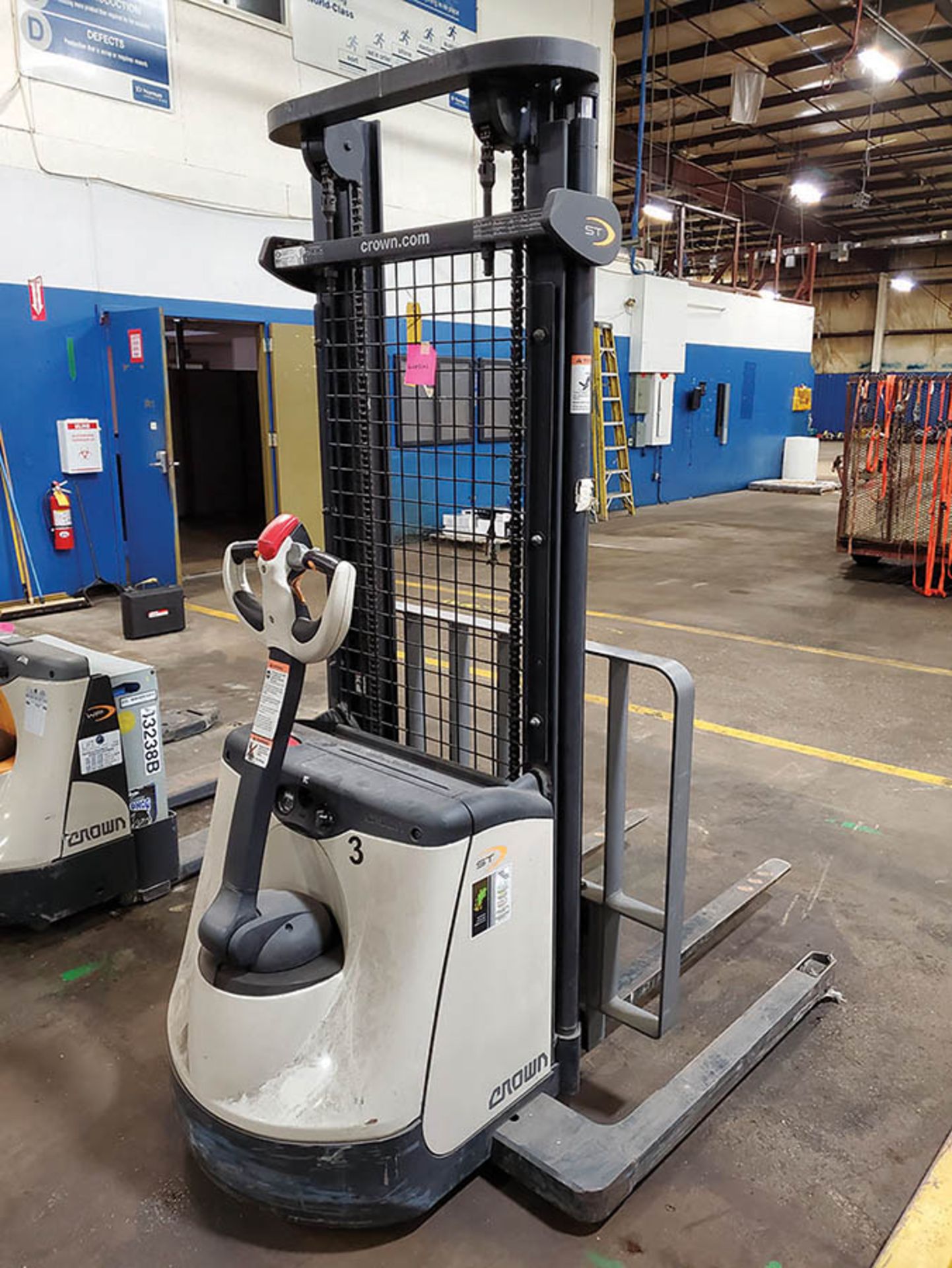 CROWN 2,000 LB. WALKIE STACKER, MODEL ST3000-20, 24-VOLT, 128’’ LIFT HEIGHT, 83’’ LOWERED 2-STAGE - Image 6 of 12