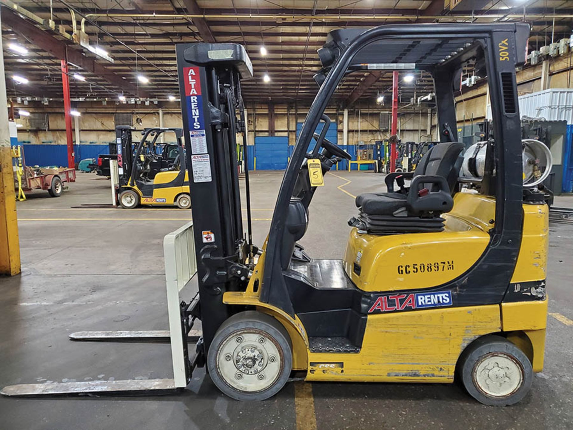 2014 YALE 5,000 LB. FORKLIFT, MODEL GLC050VXNVSE083, S/N B910V01897M, LP, SIDESHIFT, 189’’ LIFT