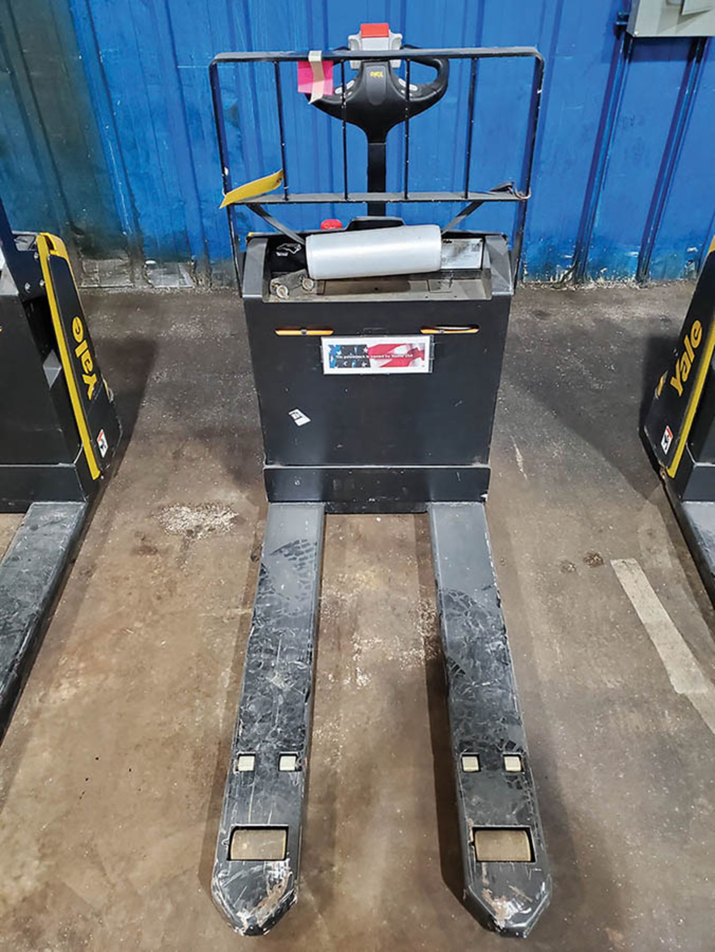 2019 YALE 4,500 LB. ELECTRIC PALLET JACK, MODEL MPB045VGN24T2646, 24-VOLT, TYPE E, 440 A.H., 46’’ - Image 4 of 10